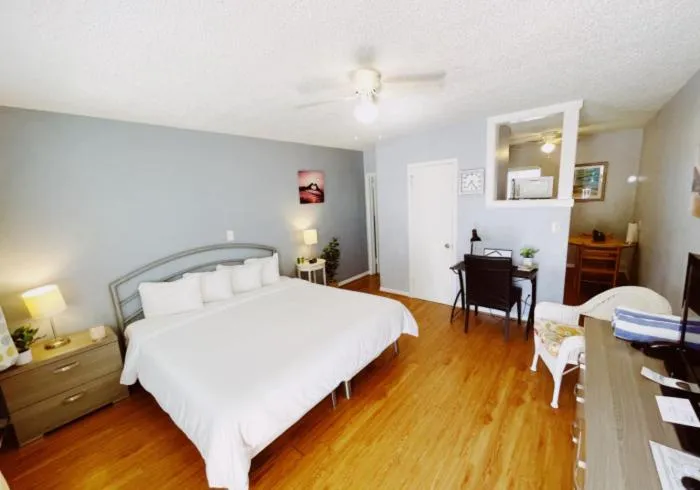 Photo of the whole room, Bed in Great Escape Apartments By Lowkl