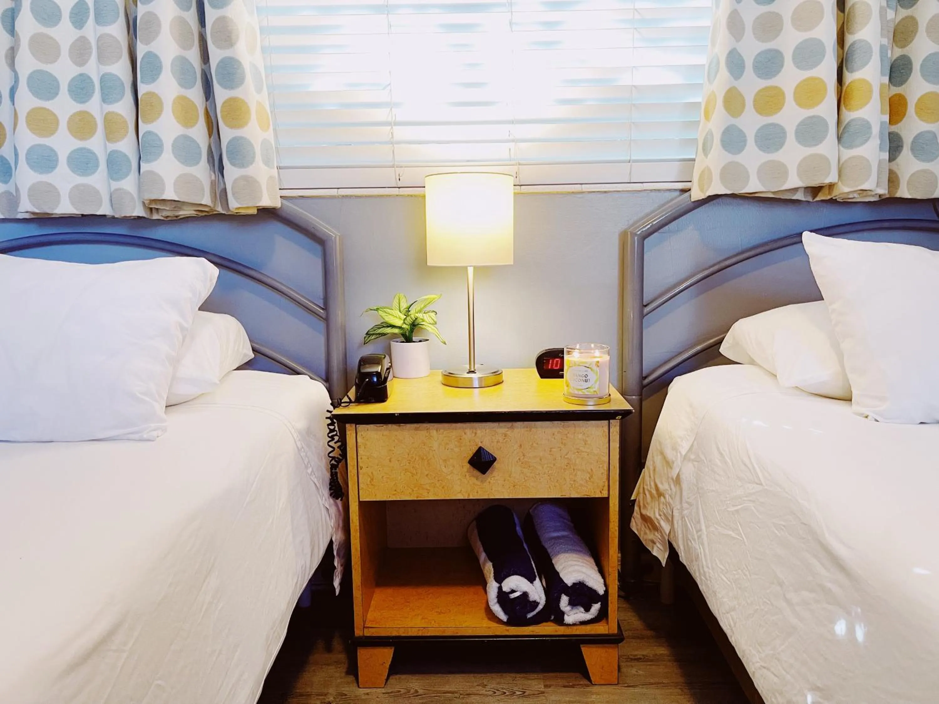 Bed in Great Escape Apartments By Lowkl