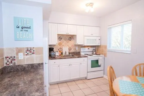 Kitchen or kitchenette in Great Escape Apartments By Lowkl