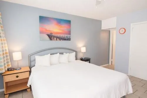 Bed in Great Escape Apartments By Lowkl