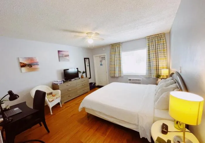 Photo of the whole room, Bed in Great Escape Apartments By Lowkl