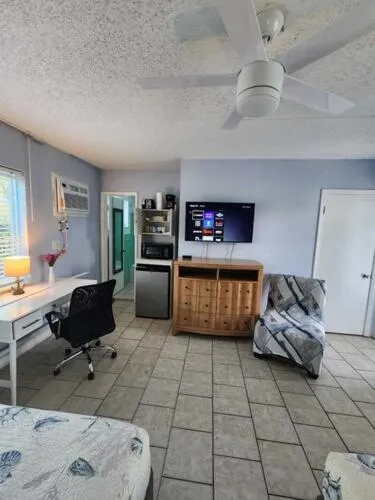 Photo of the whole room, Bed in Great Escape Apartments By Lowkl