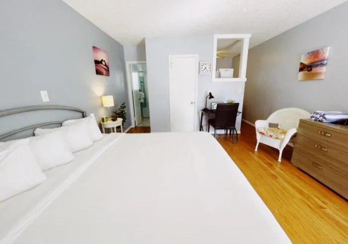 Bed in Great Escape Apartments By Lowkl