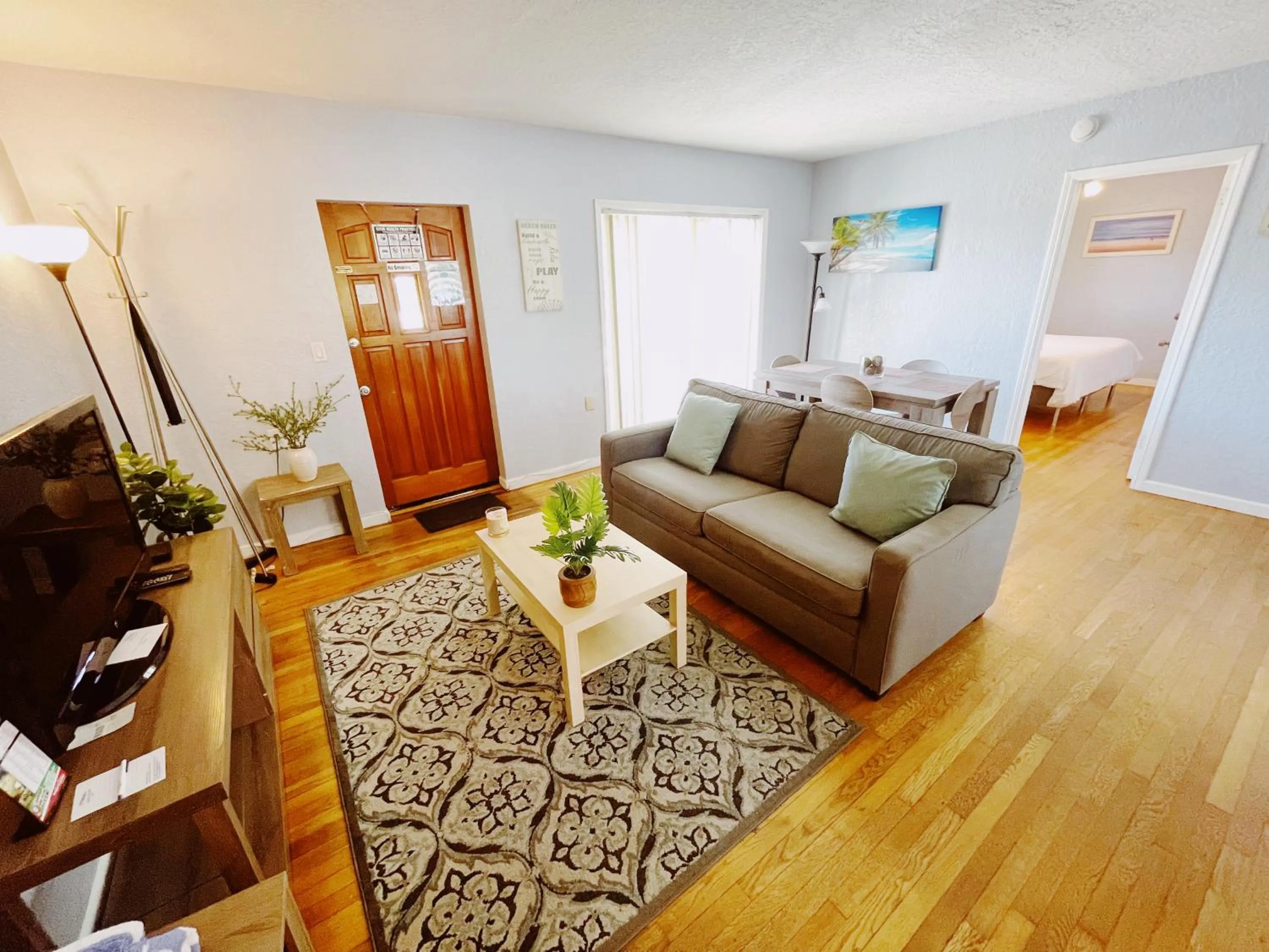 TV and multimedia in Great Escape Apartments By Lowkl