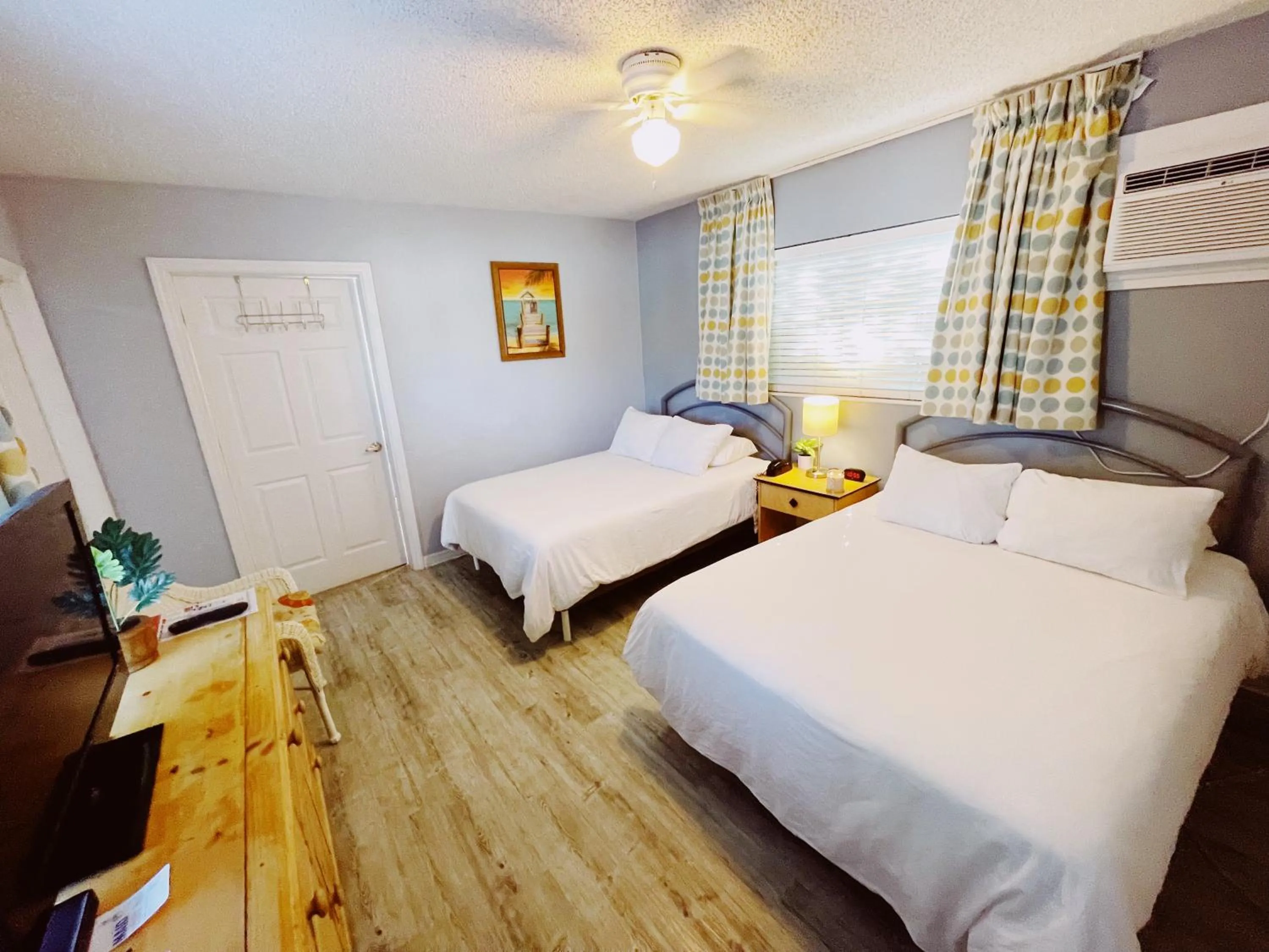 Bed in Great Escape Apartments By Lowkl