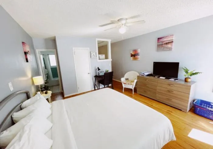 Bed in Great Escape Apartments By Lowkl