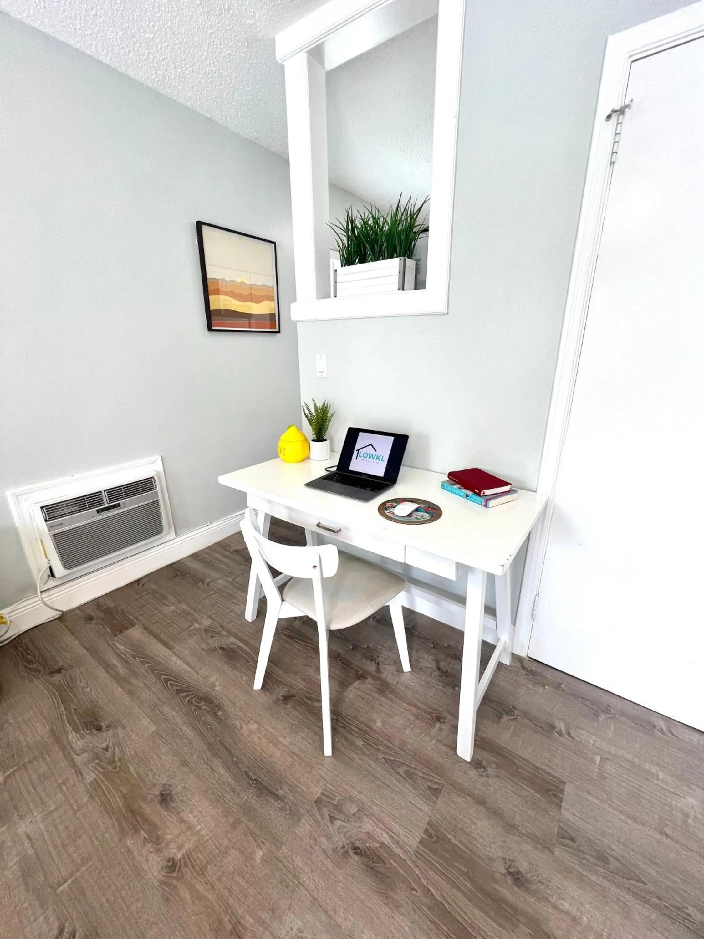 Dining area in Great Escape Apartments By Lowkl