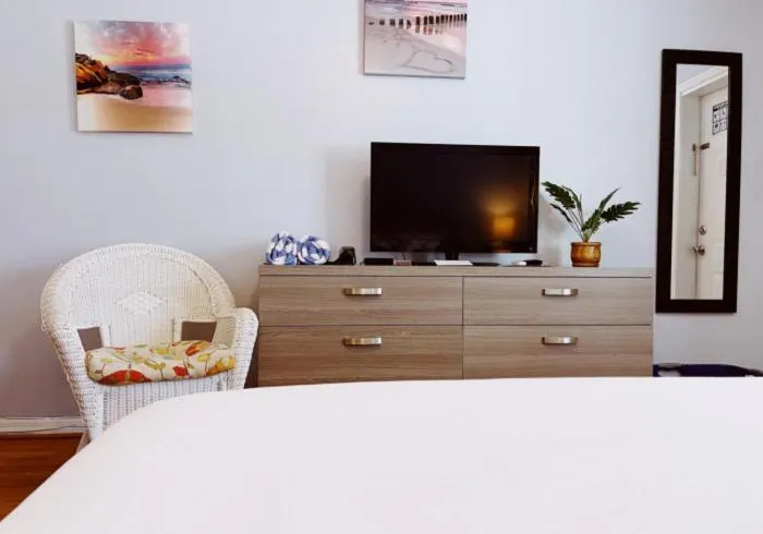 Bed in Great Escape Apartments By Lowkl