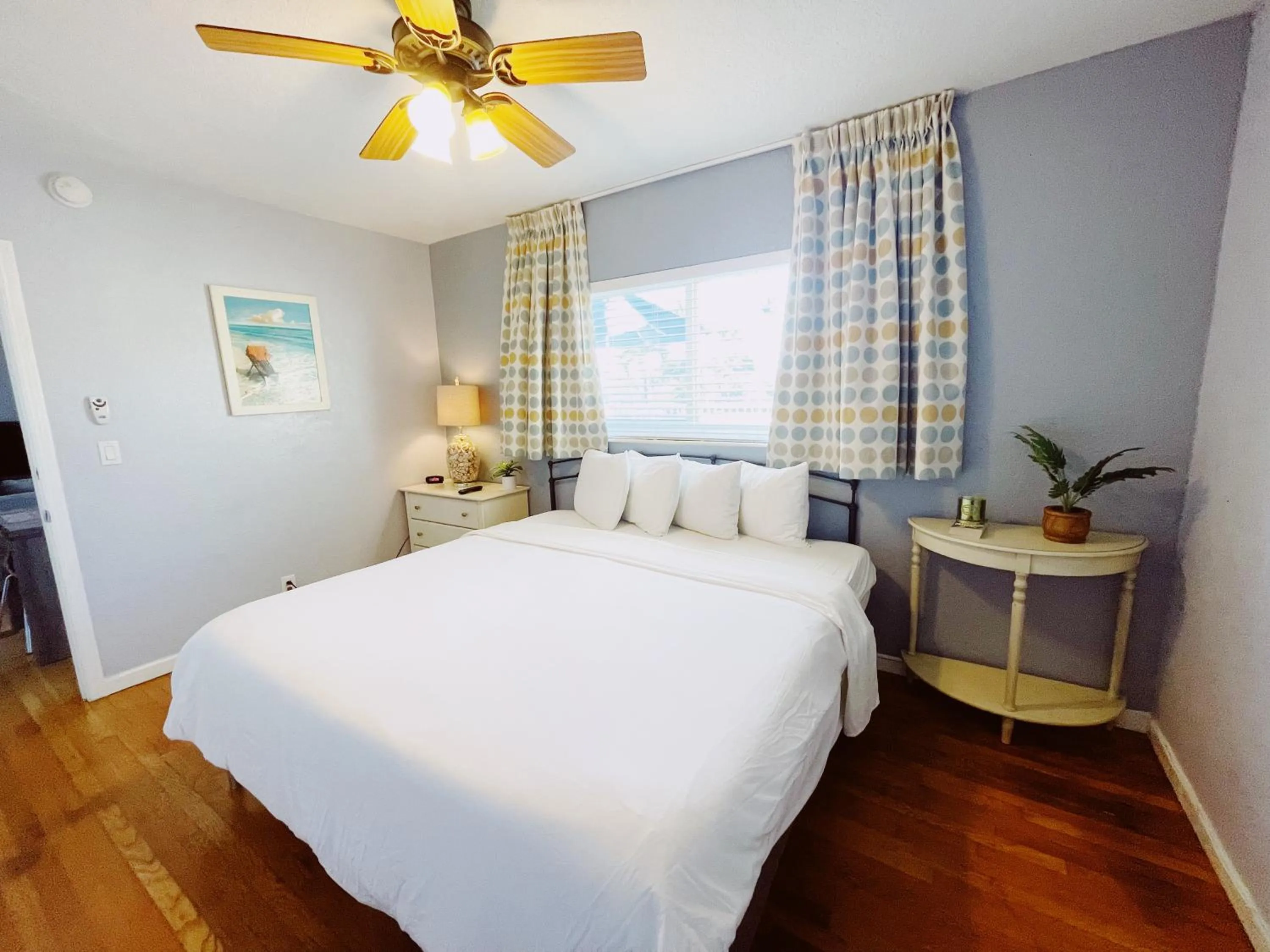 Bed in Great Escape Apartments By Lowkl