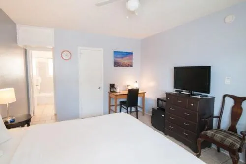 Bedroom, Bed in Great Escape Apartments By Lowkl