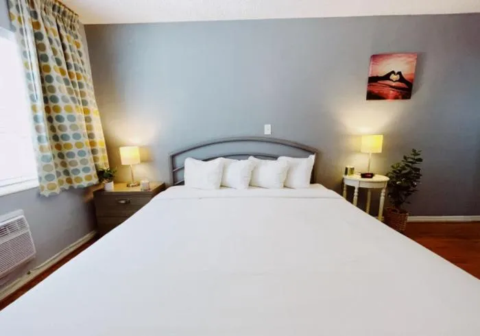 Bed in Great Escape Apartments By Lowkl