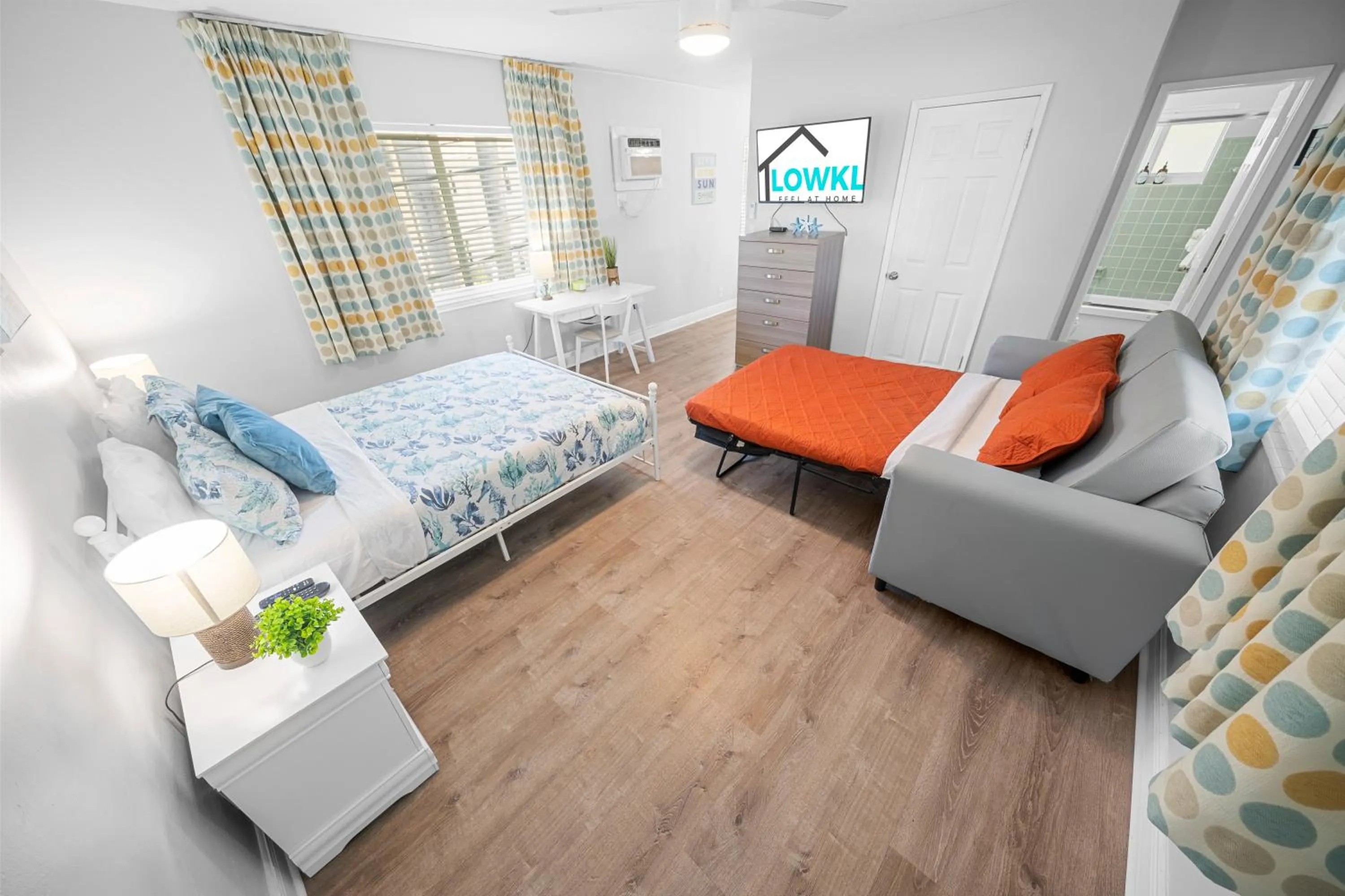 Bed in Great Escape Apartments By Lowkl