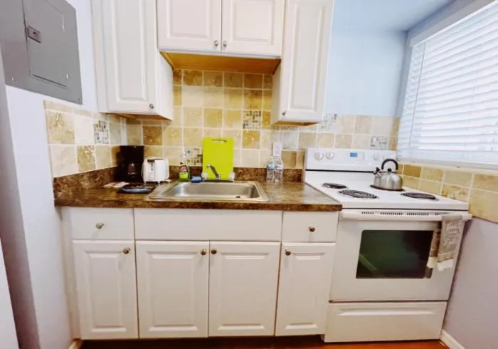 Kitchen or kitchenette in Great Escape Apartments By Lowkl