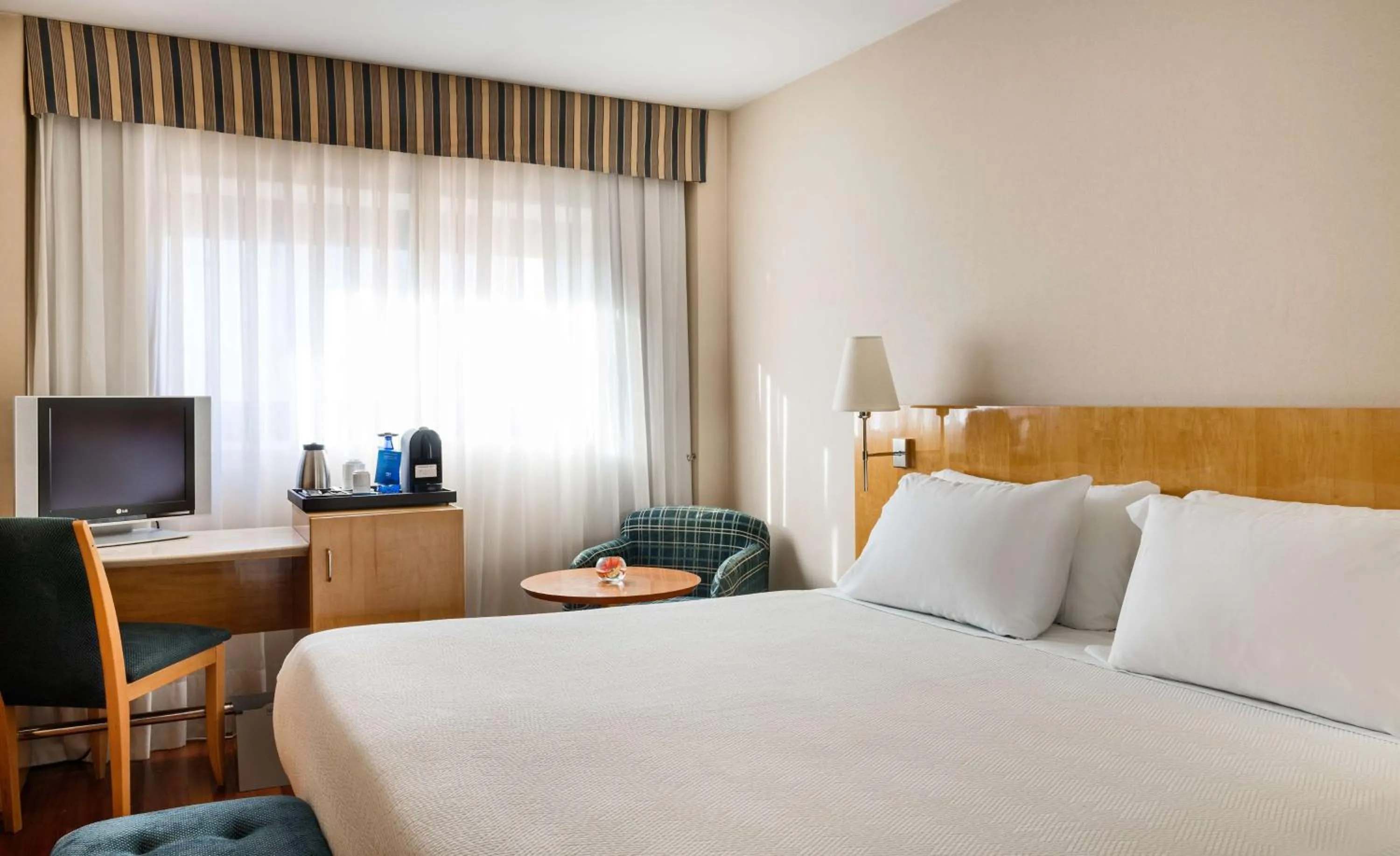 Photo of the whole room, Bed in NH Ciudad Real