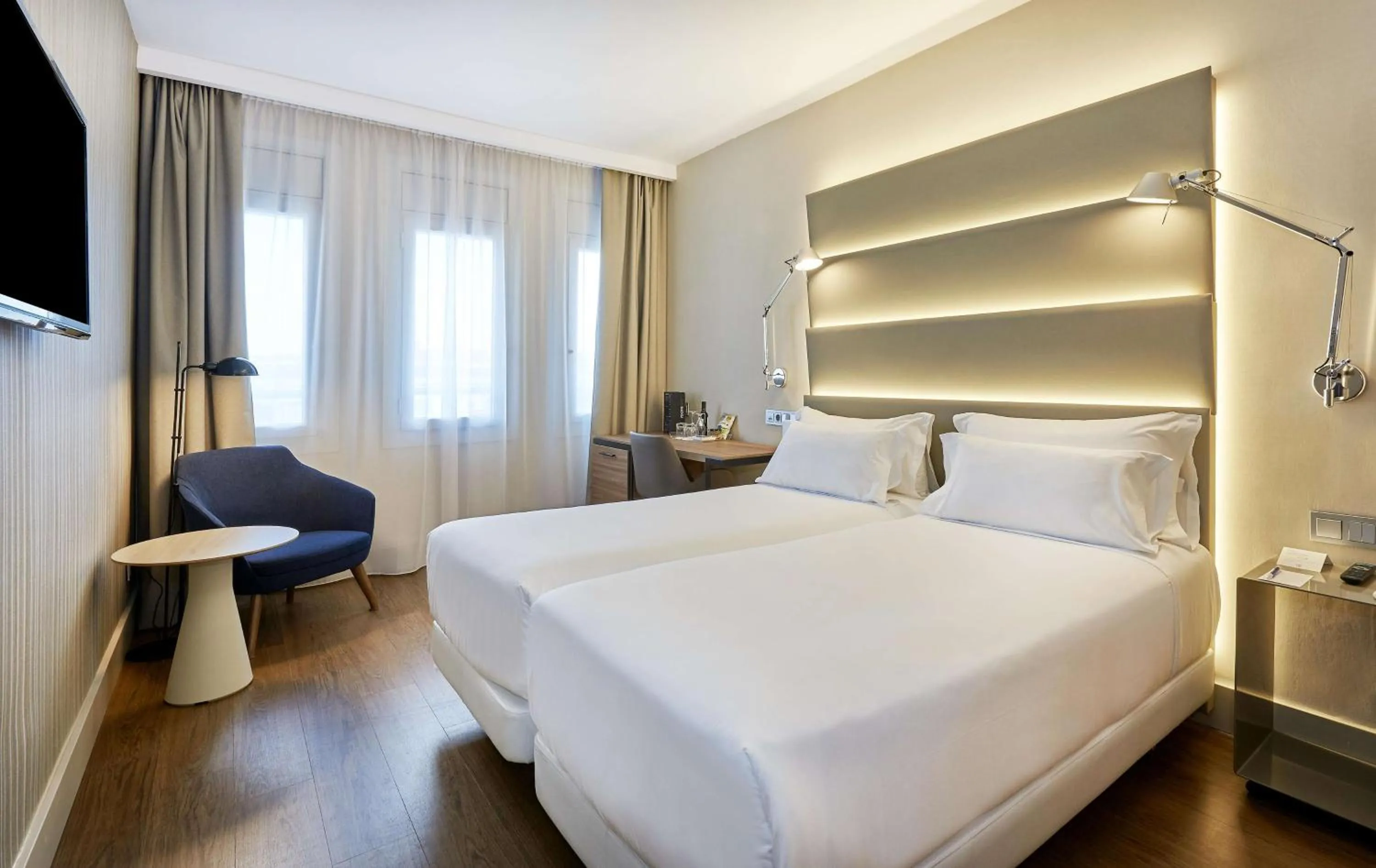 Photo of the whole room, Bed in NH Sants Barcelona