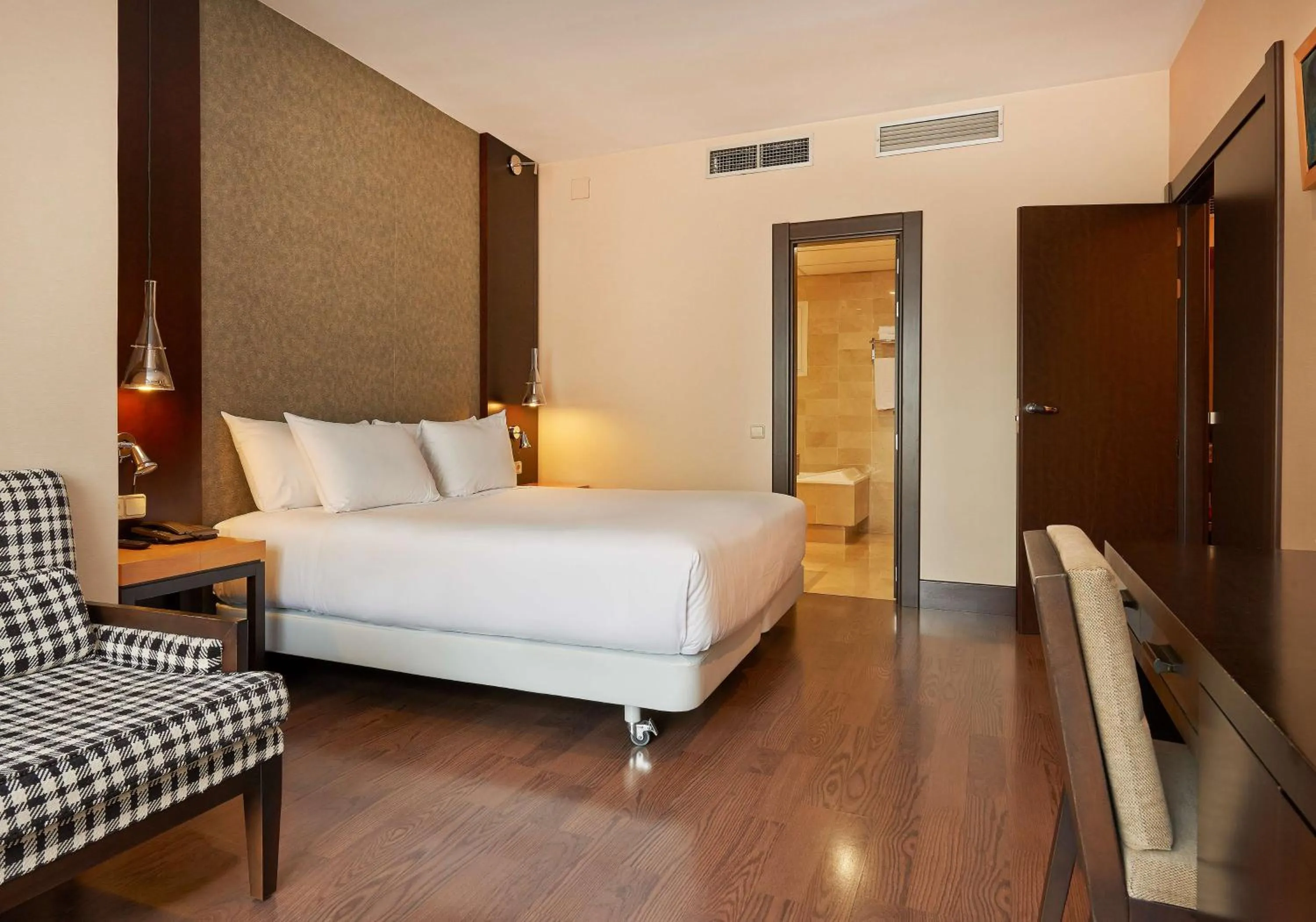 Photo of the whole room, Bed in NH Barcelona Eixample