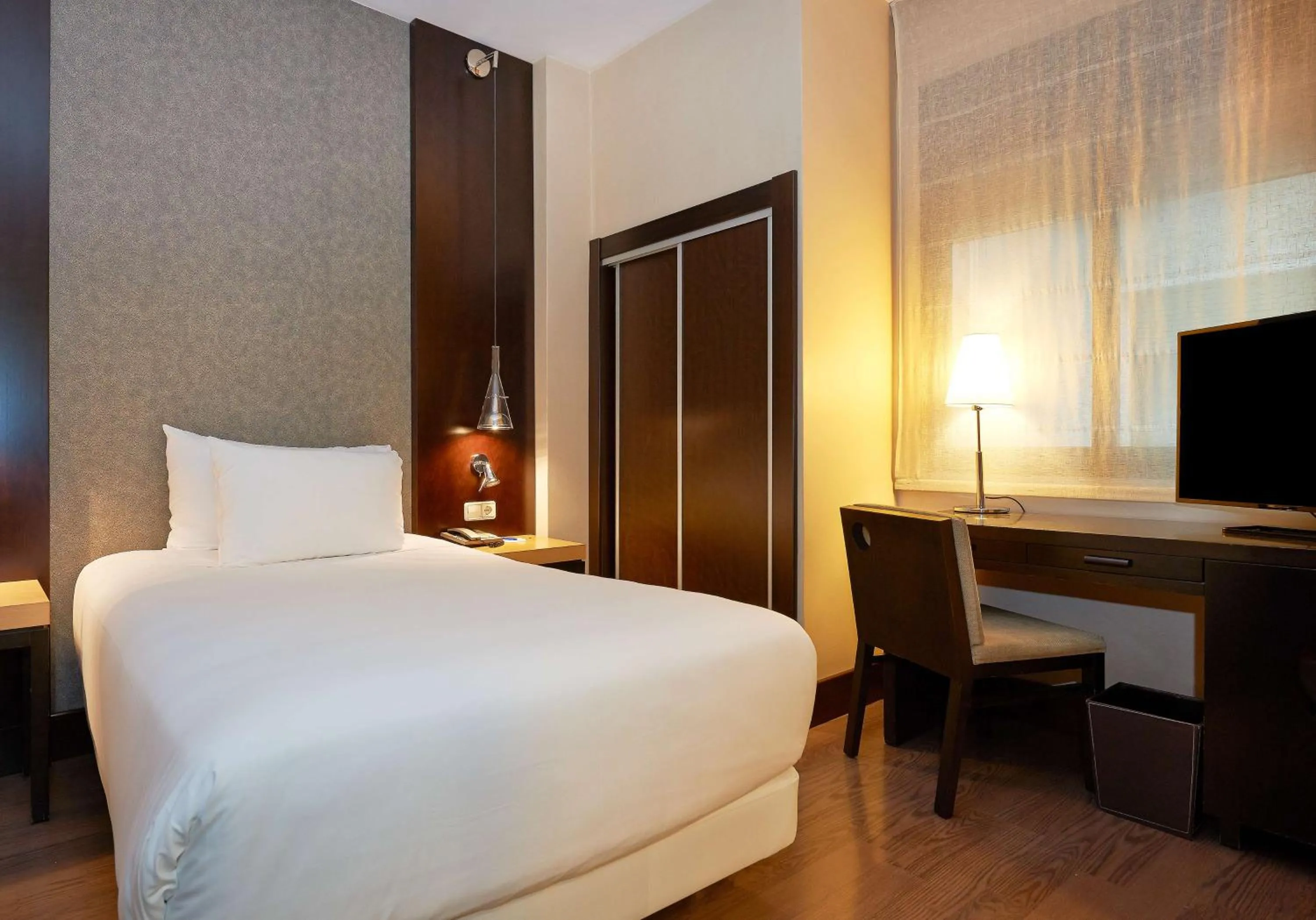 Photo of the whole room, Bed in NH Barcelona Eixample