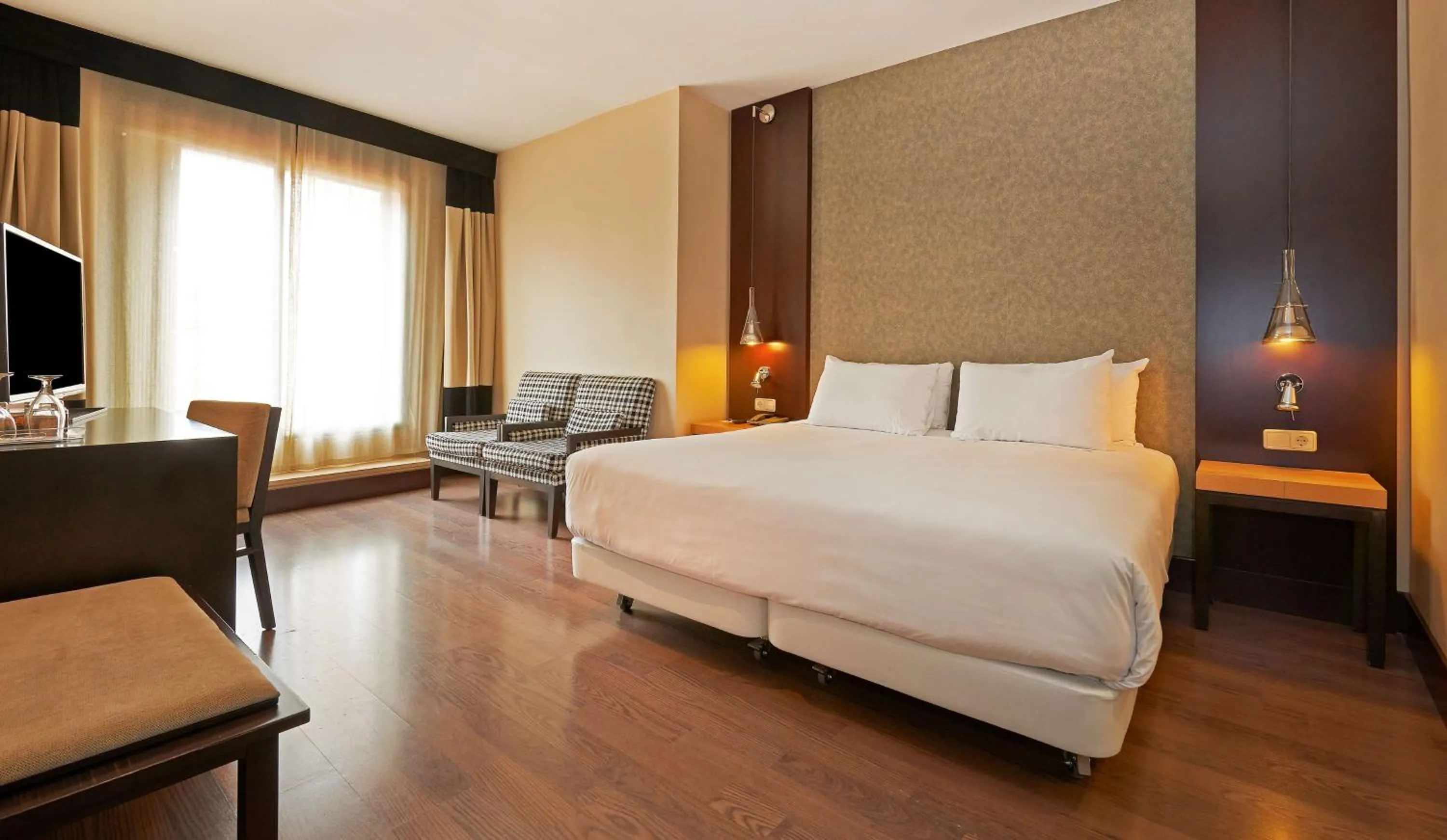 Photo of the whole room, Bed in NH Barcelona Eixample