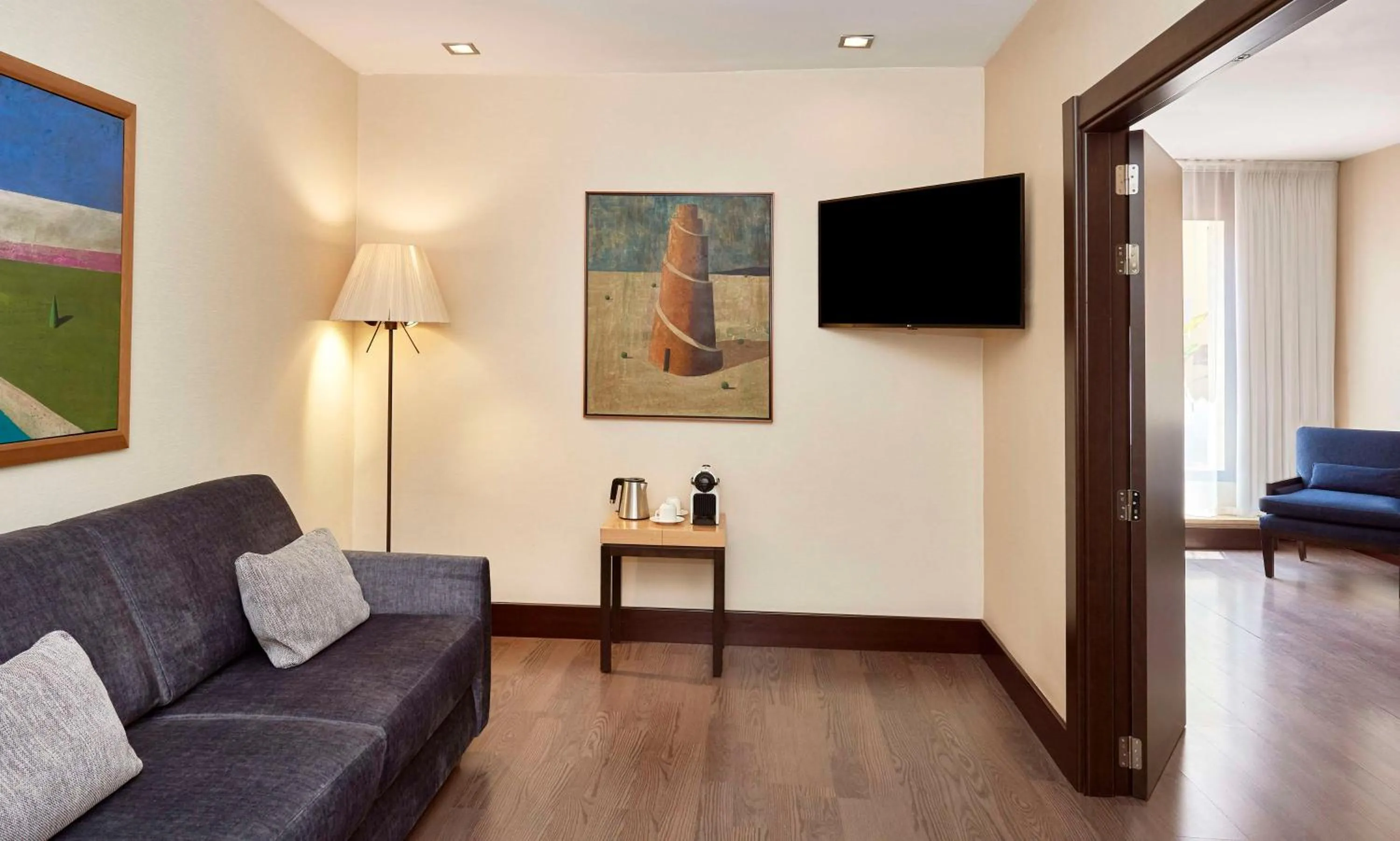 Photo of the whole room in NH Barcelona Eixample