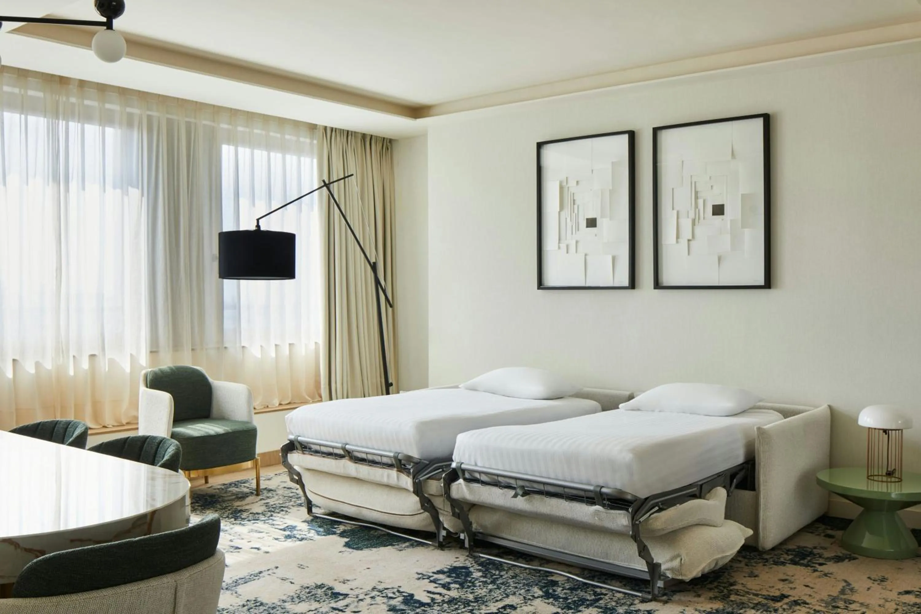 Living room, Bed in Madrid Marriott Hotel Princesa Plaza