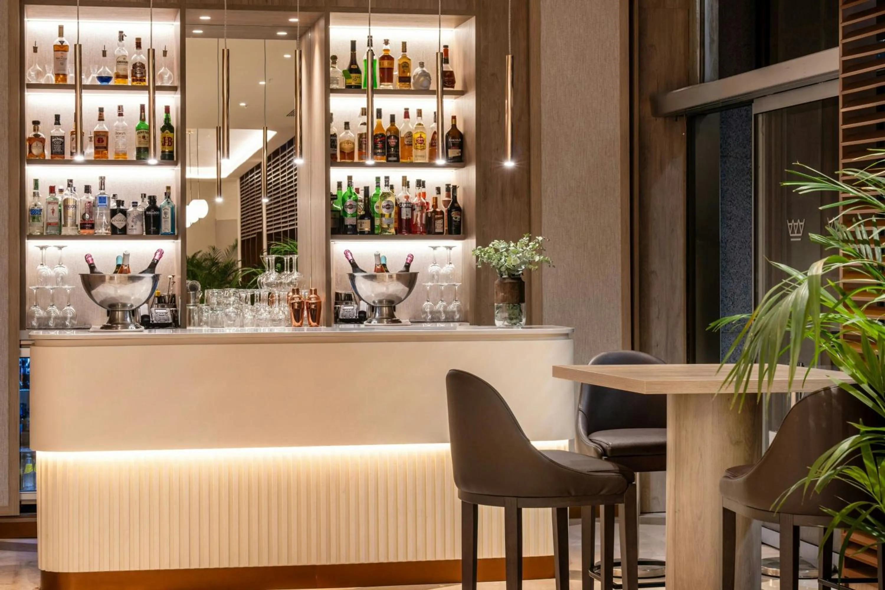 Lounge or bar in Madrid Marriott Hotel Princesa Plaza