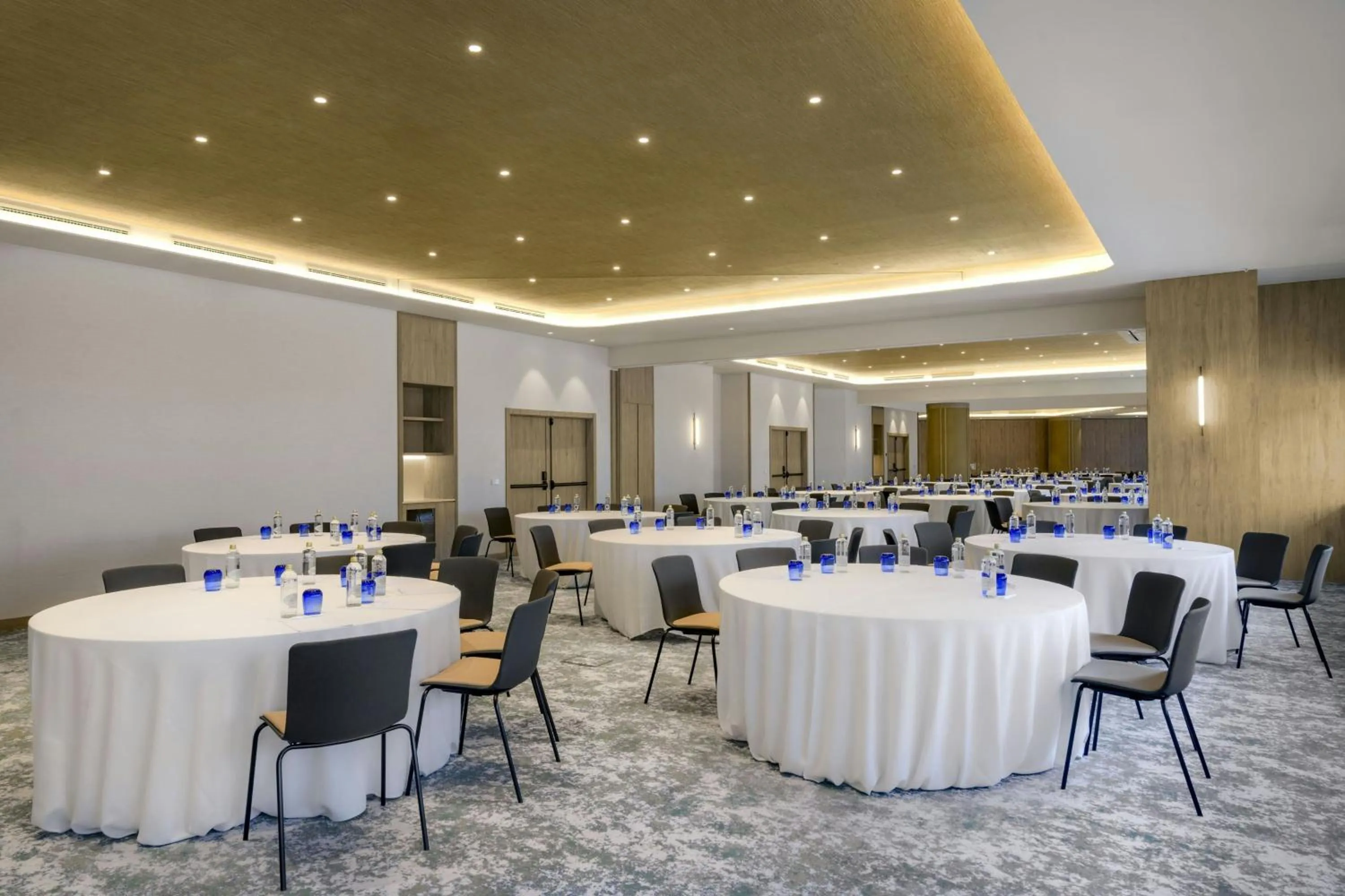 Lounge or bar in Madrid Marriott Hotel Princesa Plaza