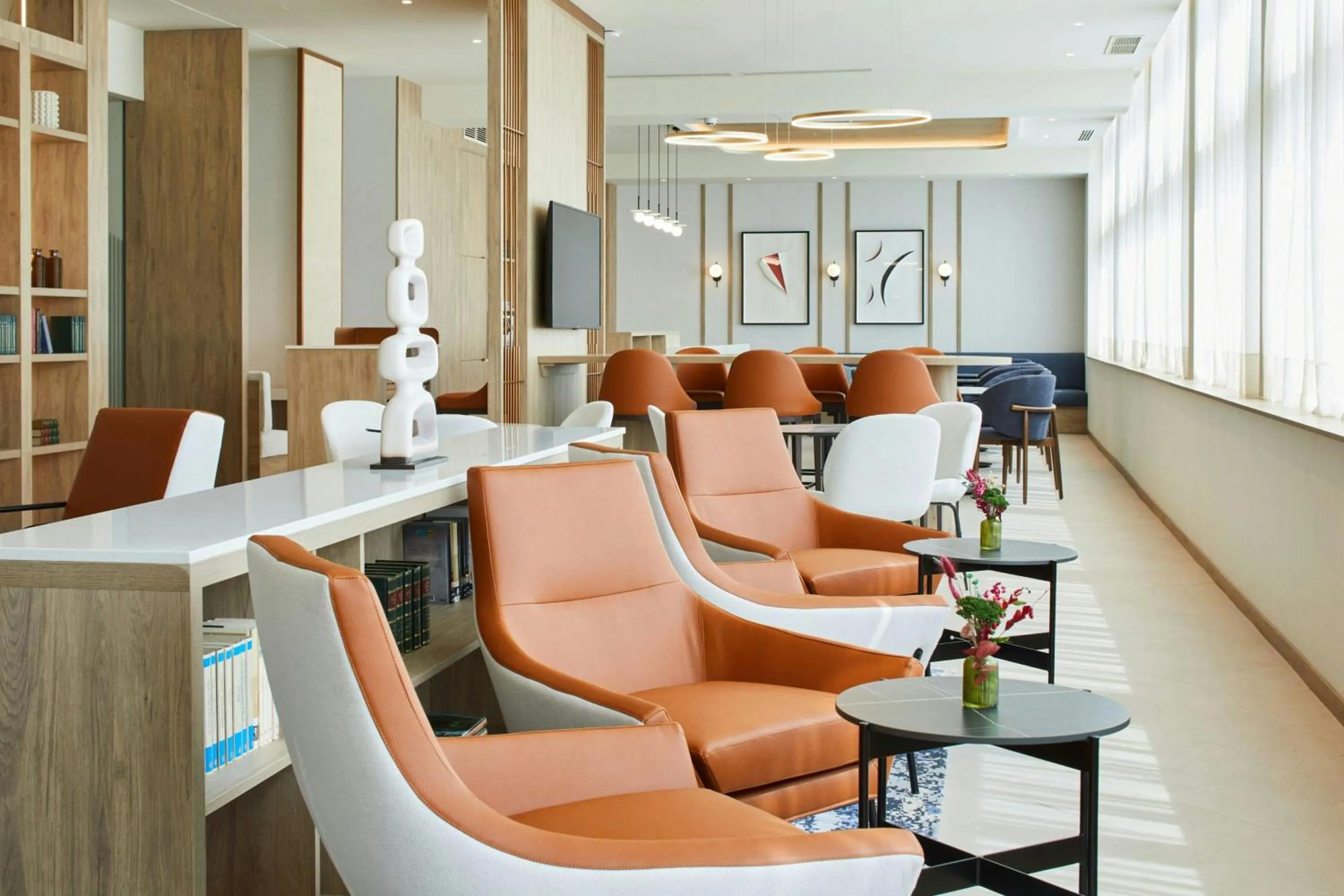 Lounge or bar in Madrid Marriott Hotel Princesa Plaza