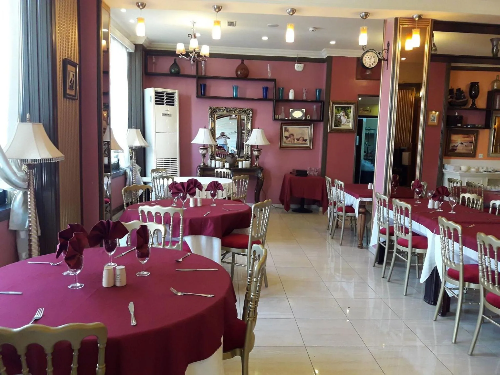 Restaurant/places to eat in Hotel Les Ambassadeurs