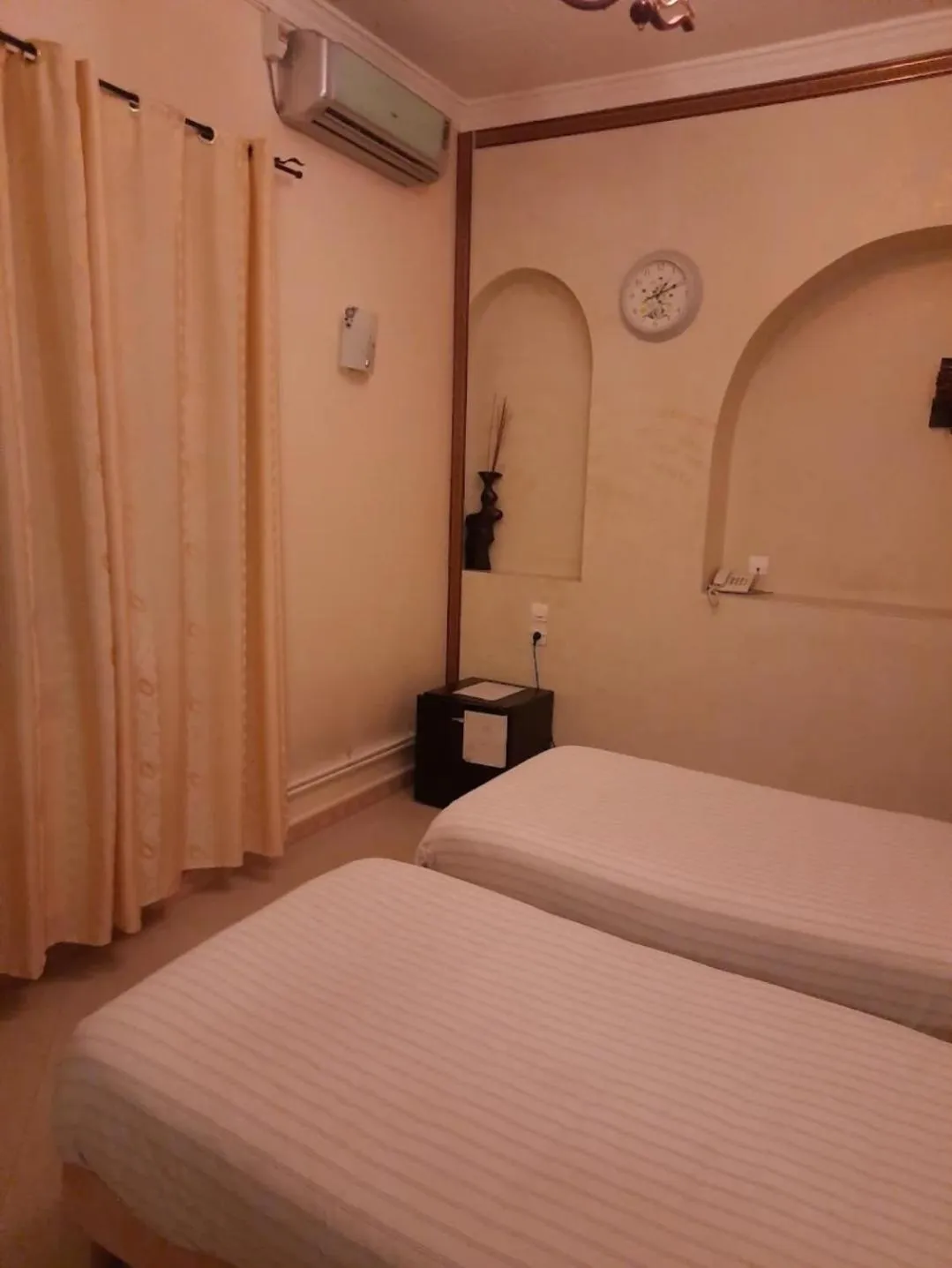 Bed in Hotel Les Ambassadeurs