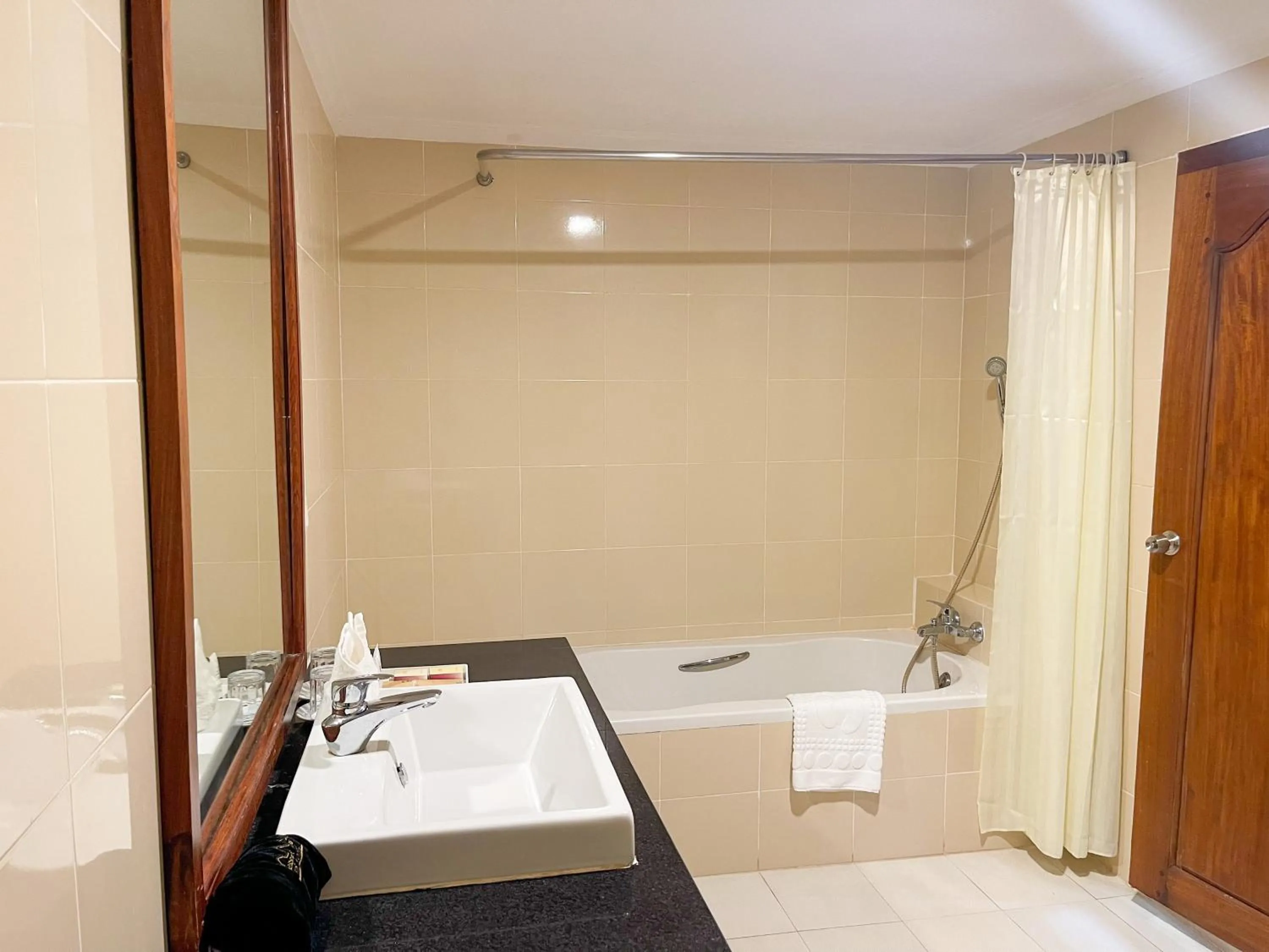 Bath, Bed in Pursat Riverside Hotel & Spa