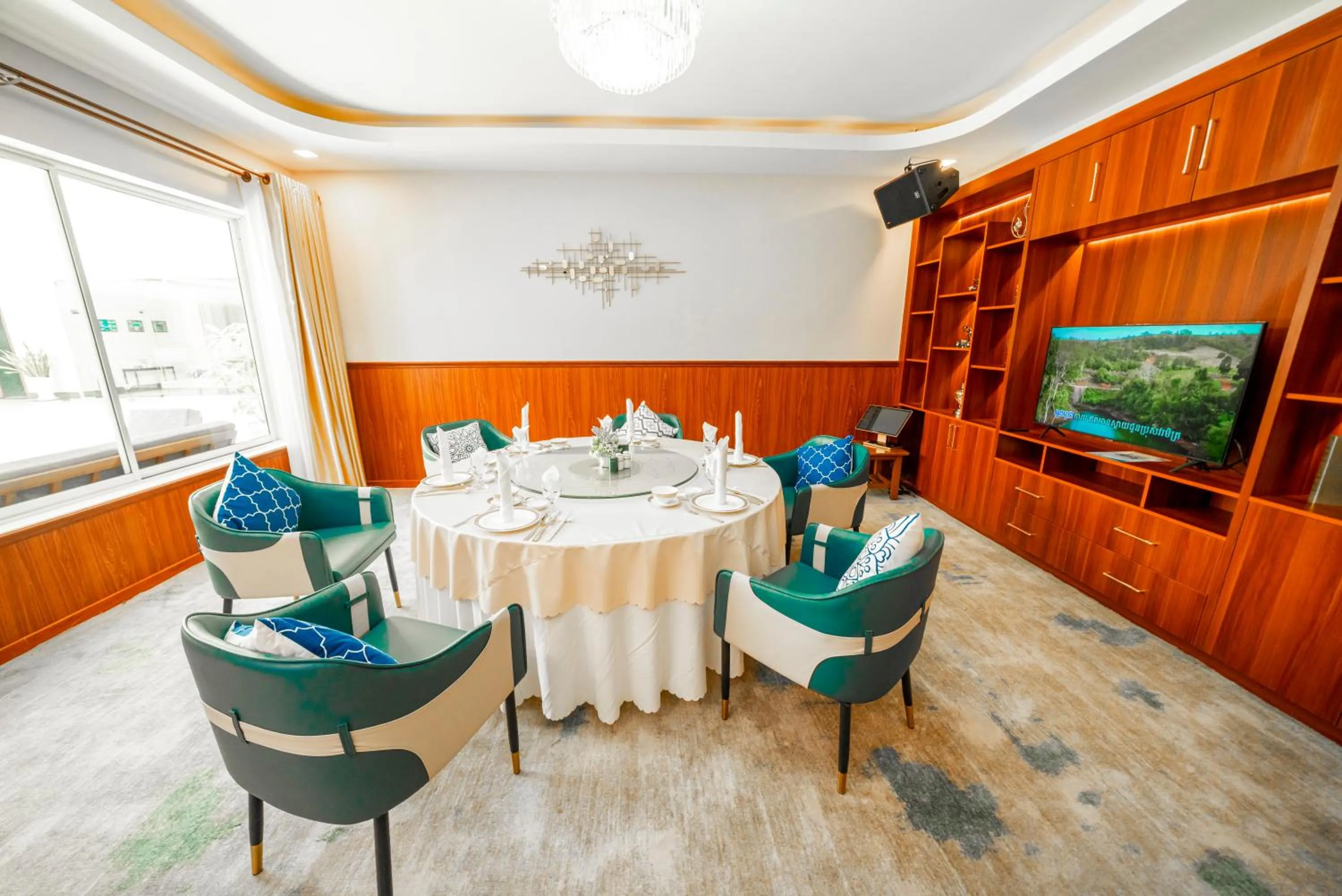 Restaurant/places to eat in Pursat Riverside Hotel & Spa