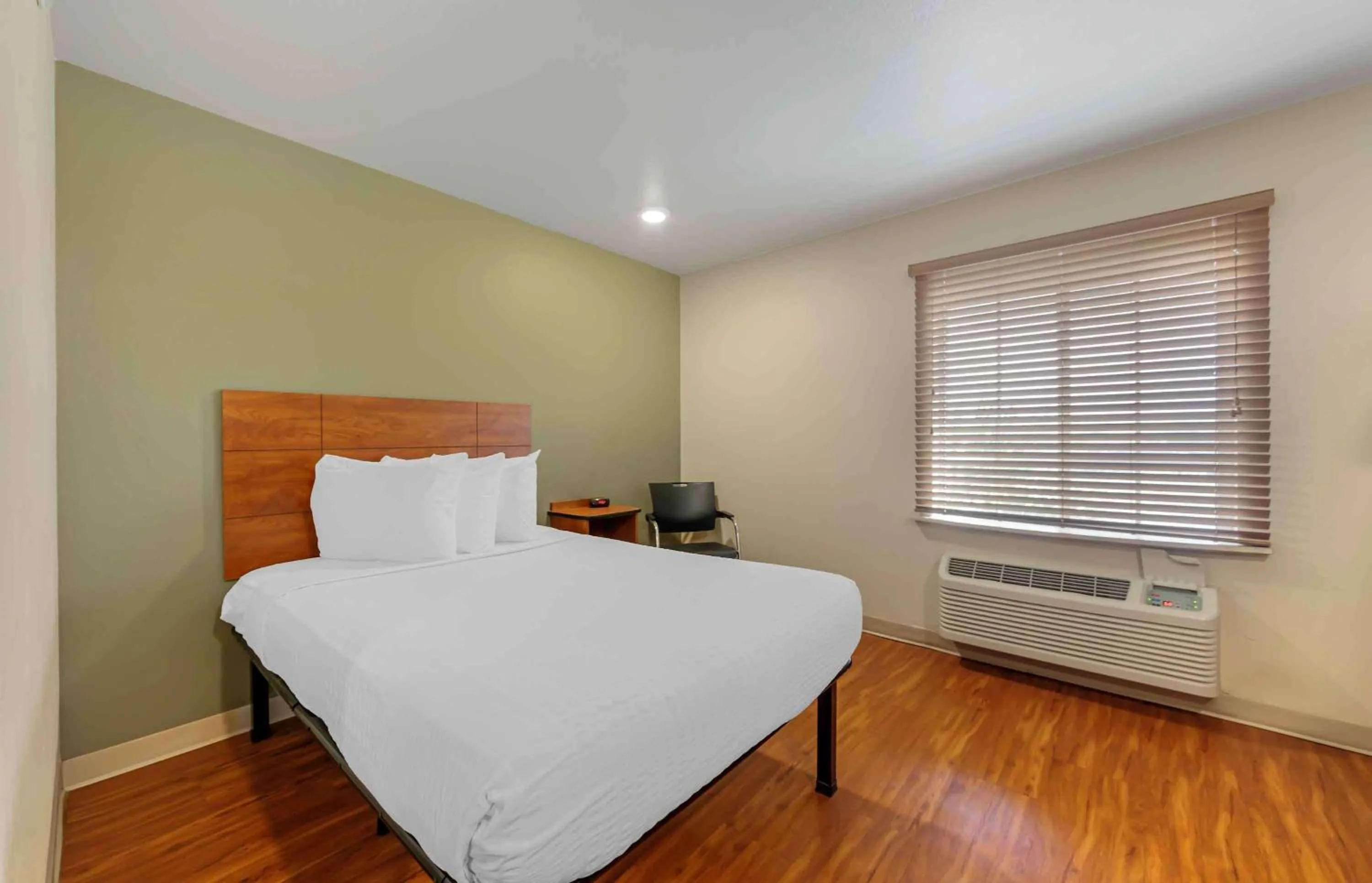 Bedroom, Bed in Extended Stay America Select Suites - Fort Lauderdale - Airport - West