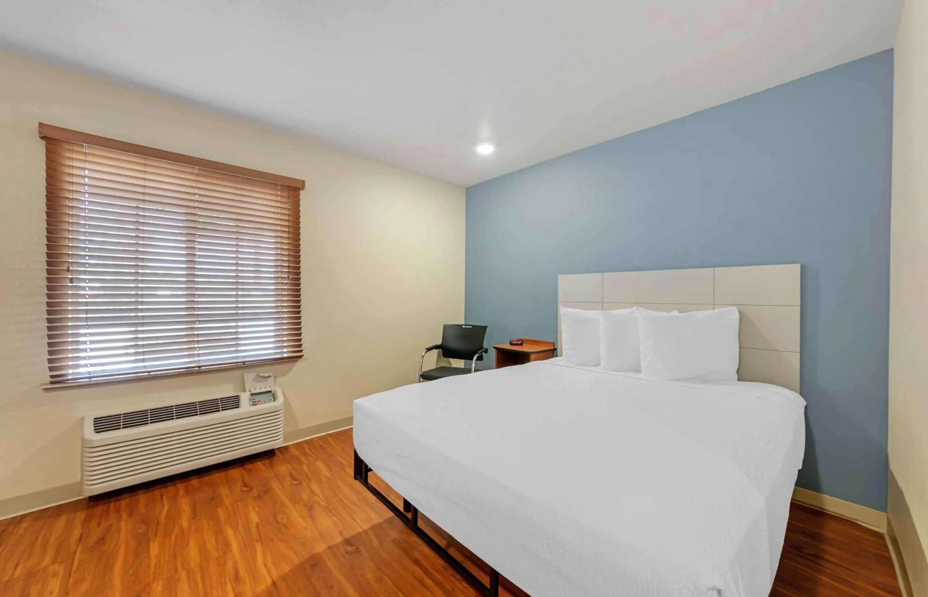 Bedroom, Bed in Extended Stay America Select Suites - Fort Lauderdale - Airport - West