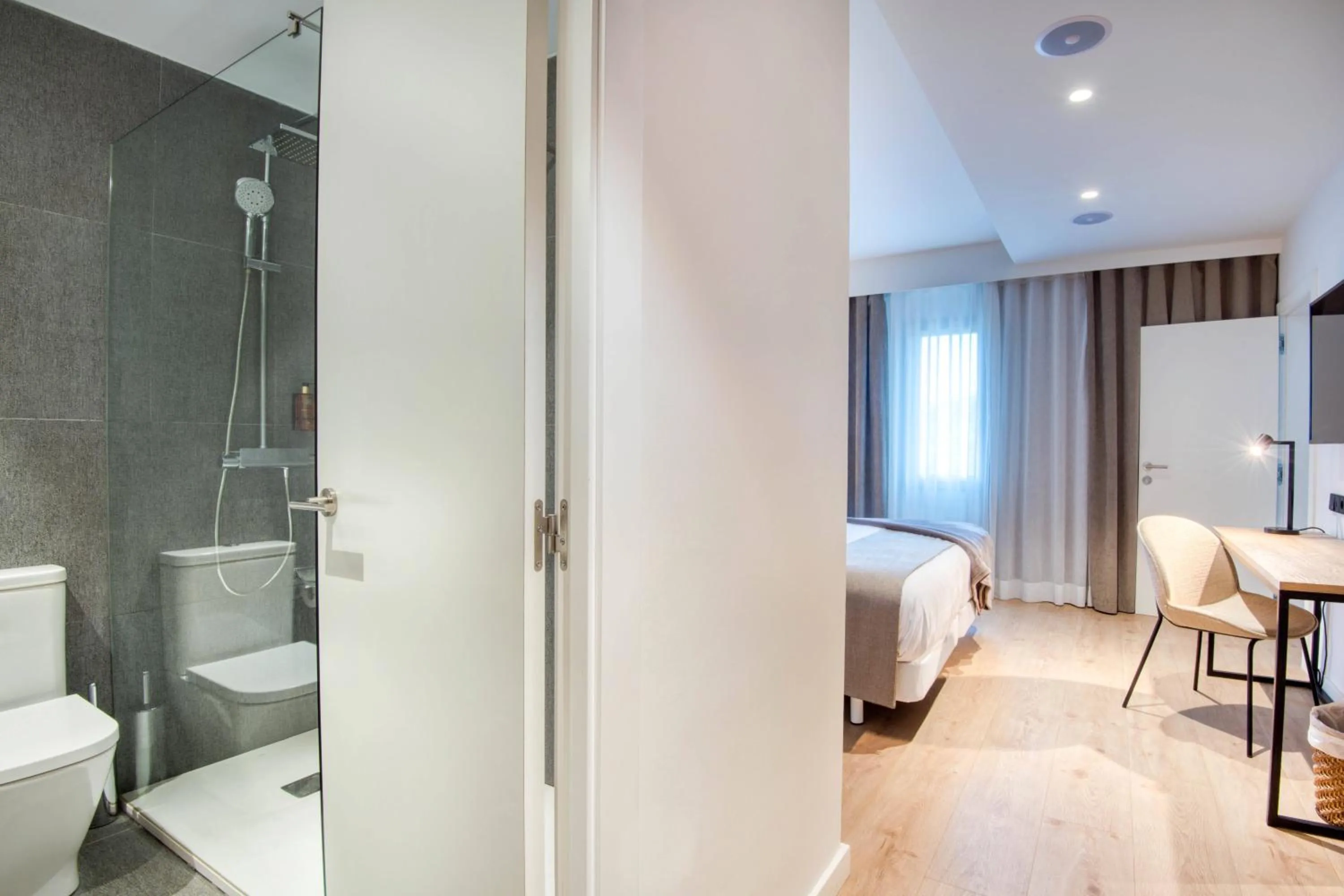 Shower, Bed in Hotel Costabella