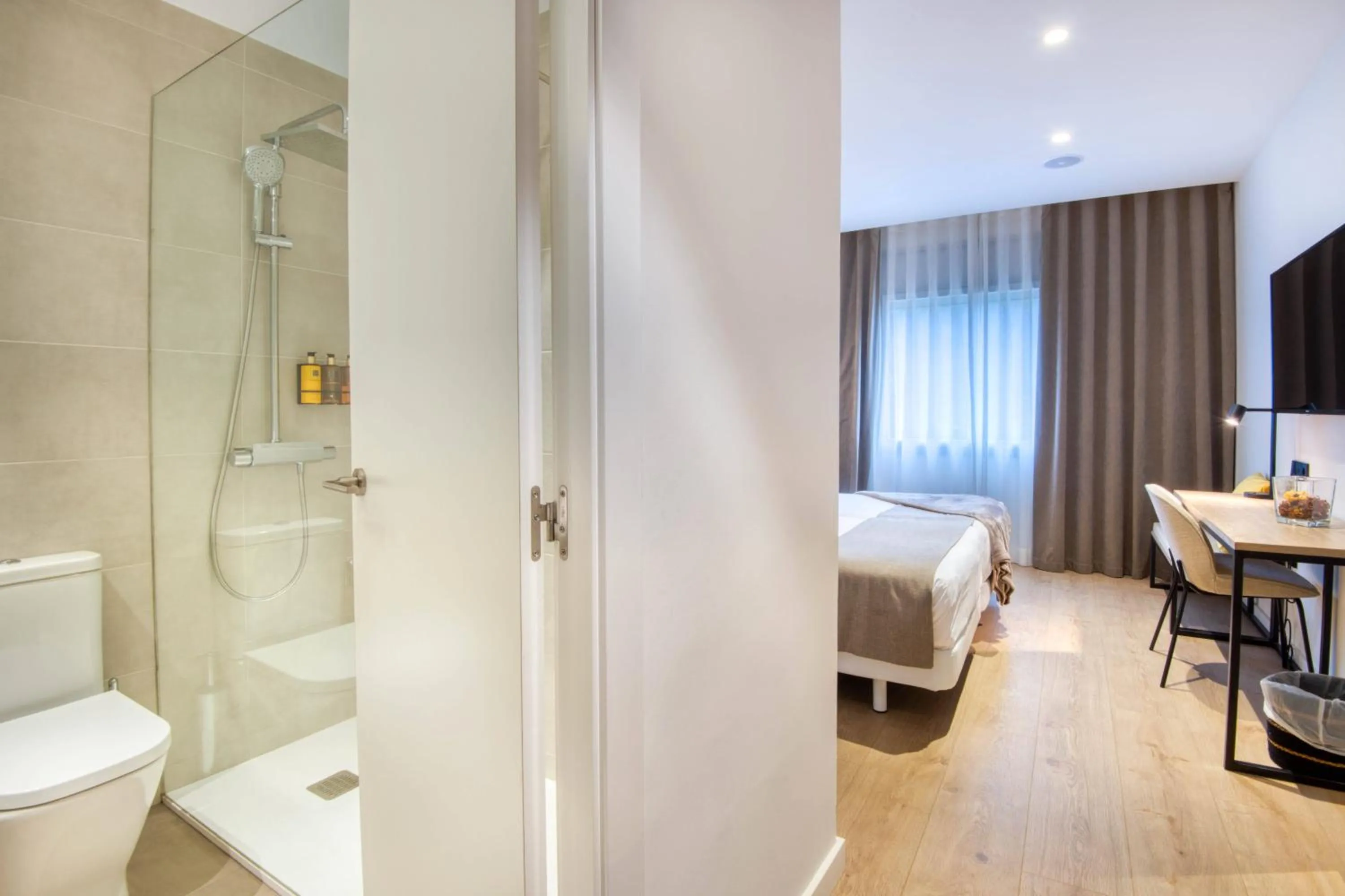 Shower, Bed in Hotel Costabella