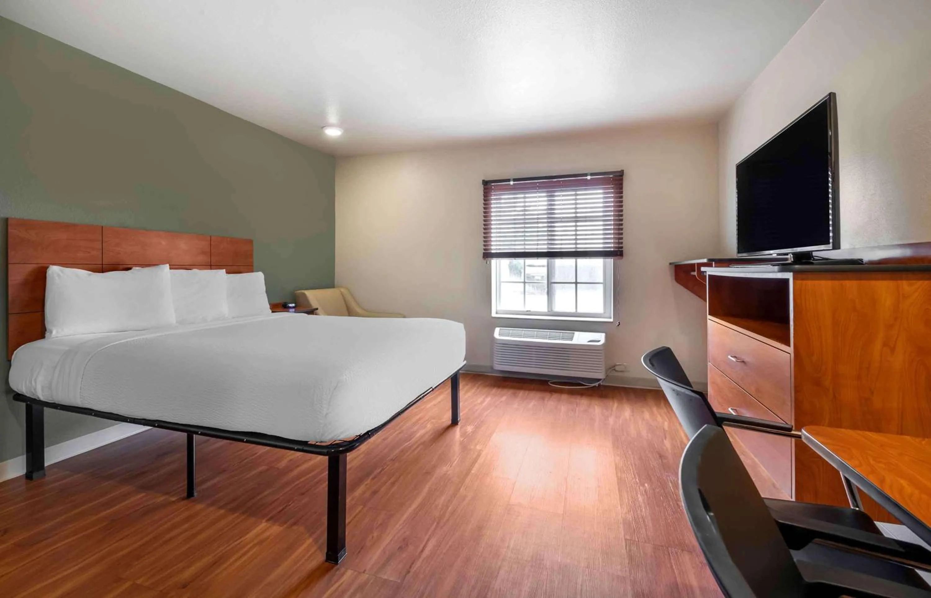 Bedroom, Bed in Extended Stay America Select Suites - Lake Worth