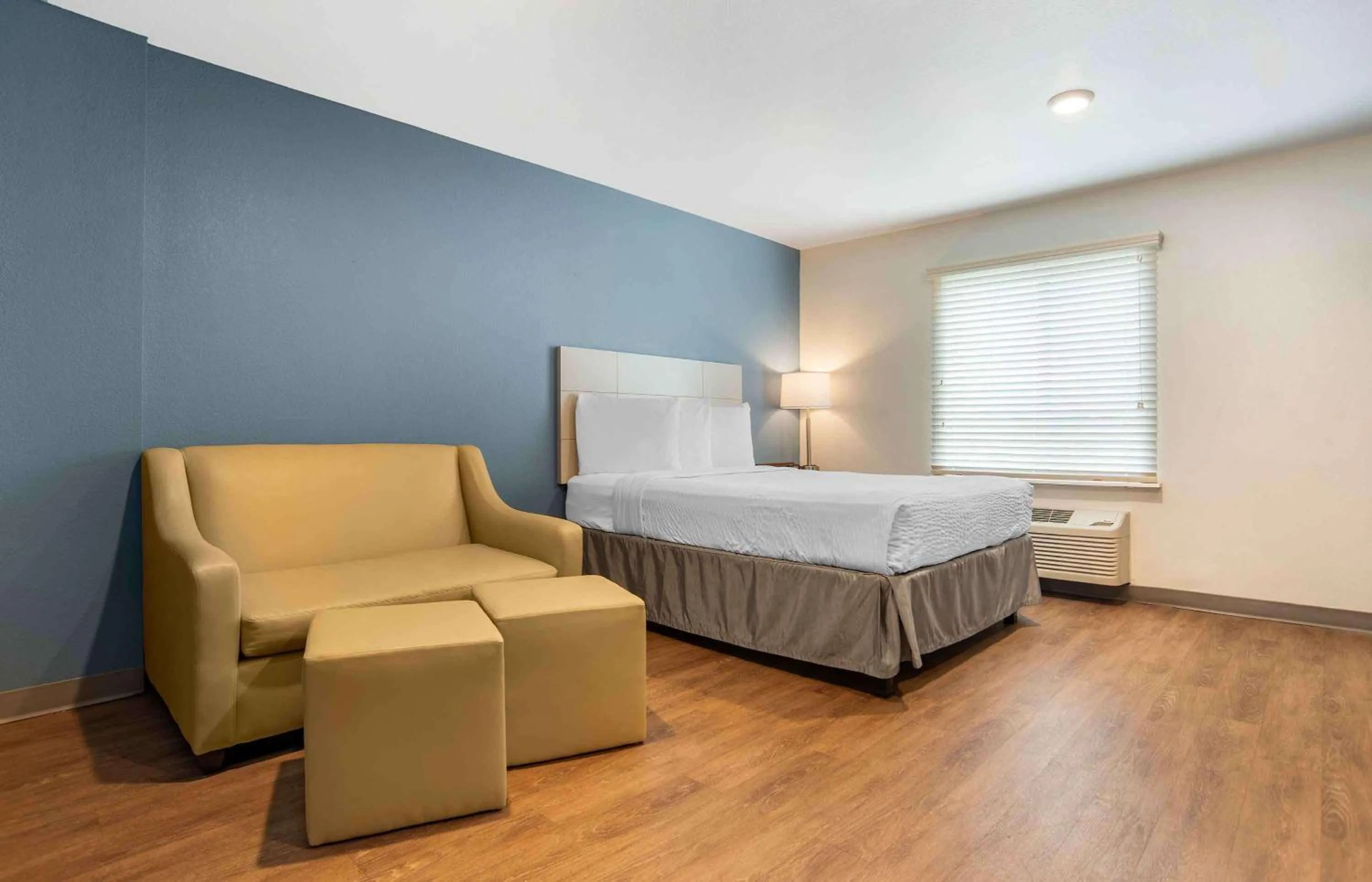 Bedroom, Bed in Extended Stay America Suites - New Orleans - Airport - I-10