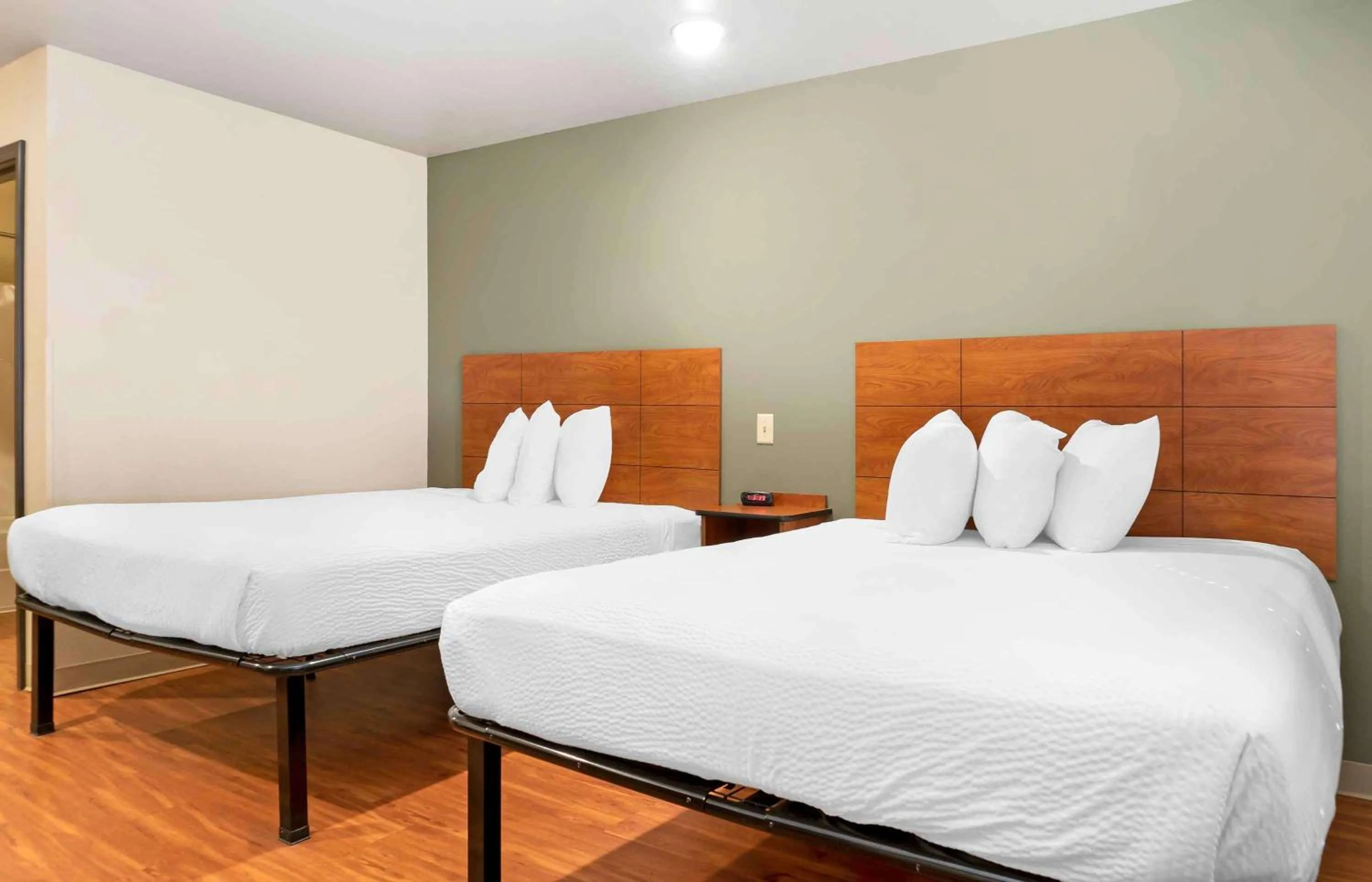 Bedroom, Bed in Extended Stay America Select Suites - Grand Rapids - Wyoming