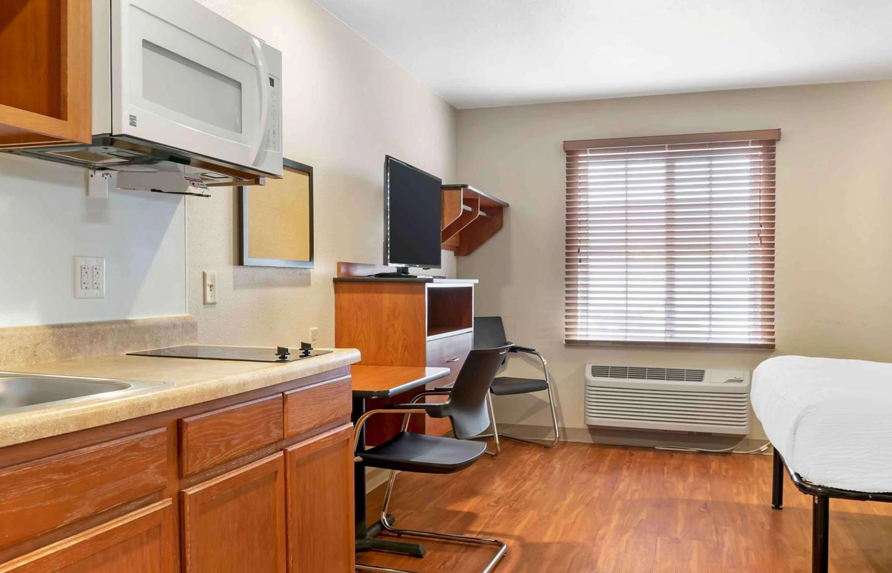 Bedroom in Extended Stay America Select Suites - Grand Rapids - Wyoming