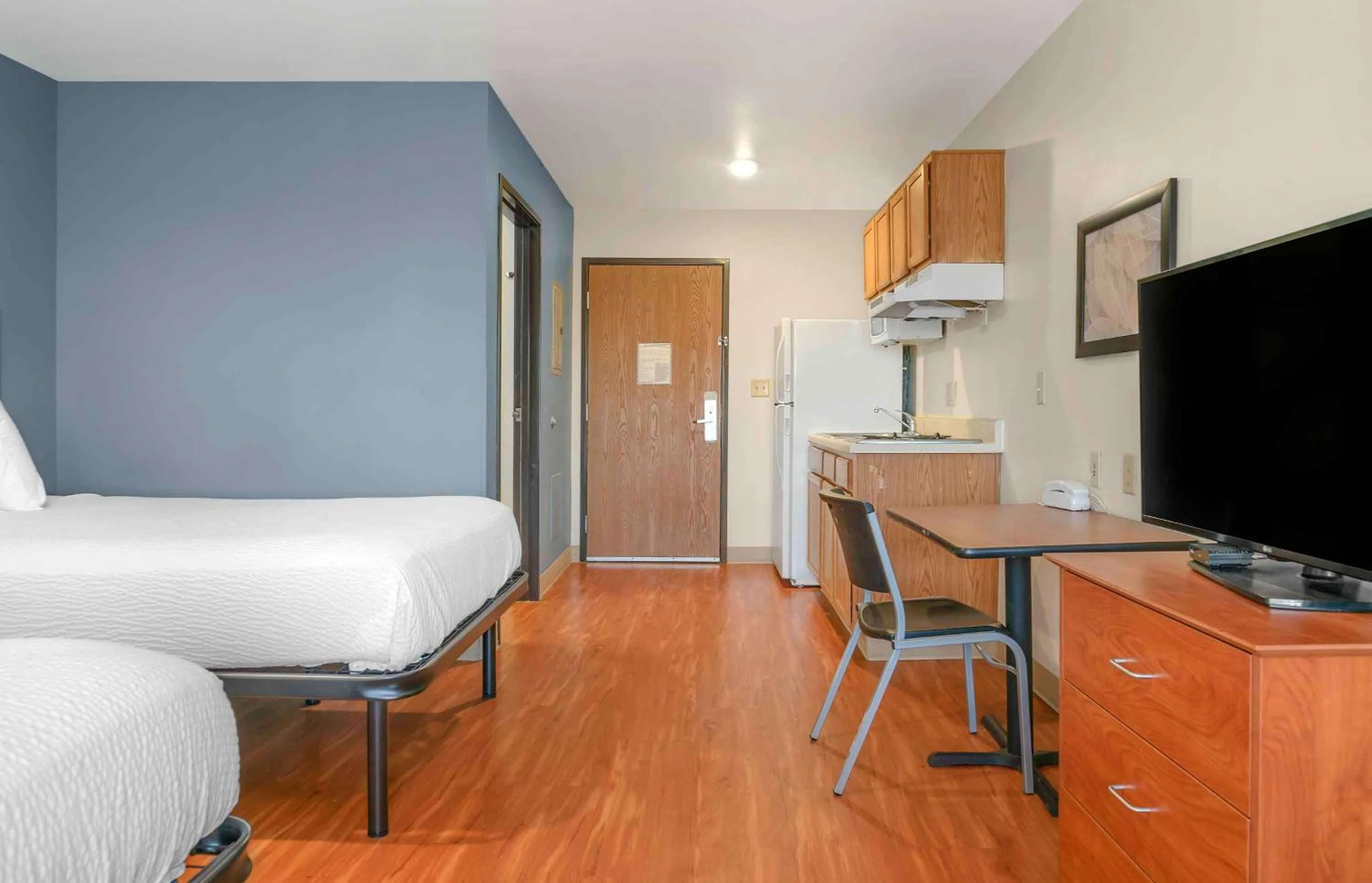Bedroom, Bed in Extended Stay America Select Suites - Kalamazoo - West