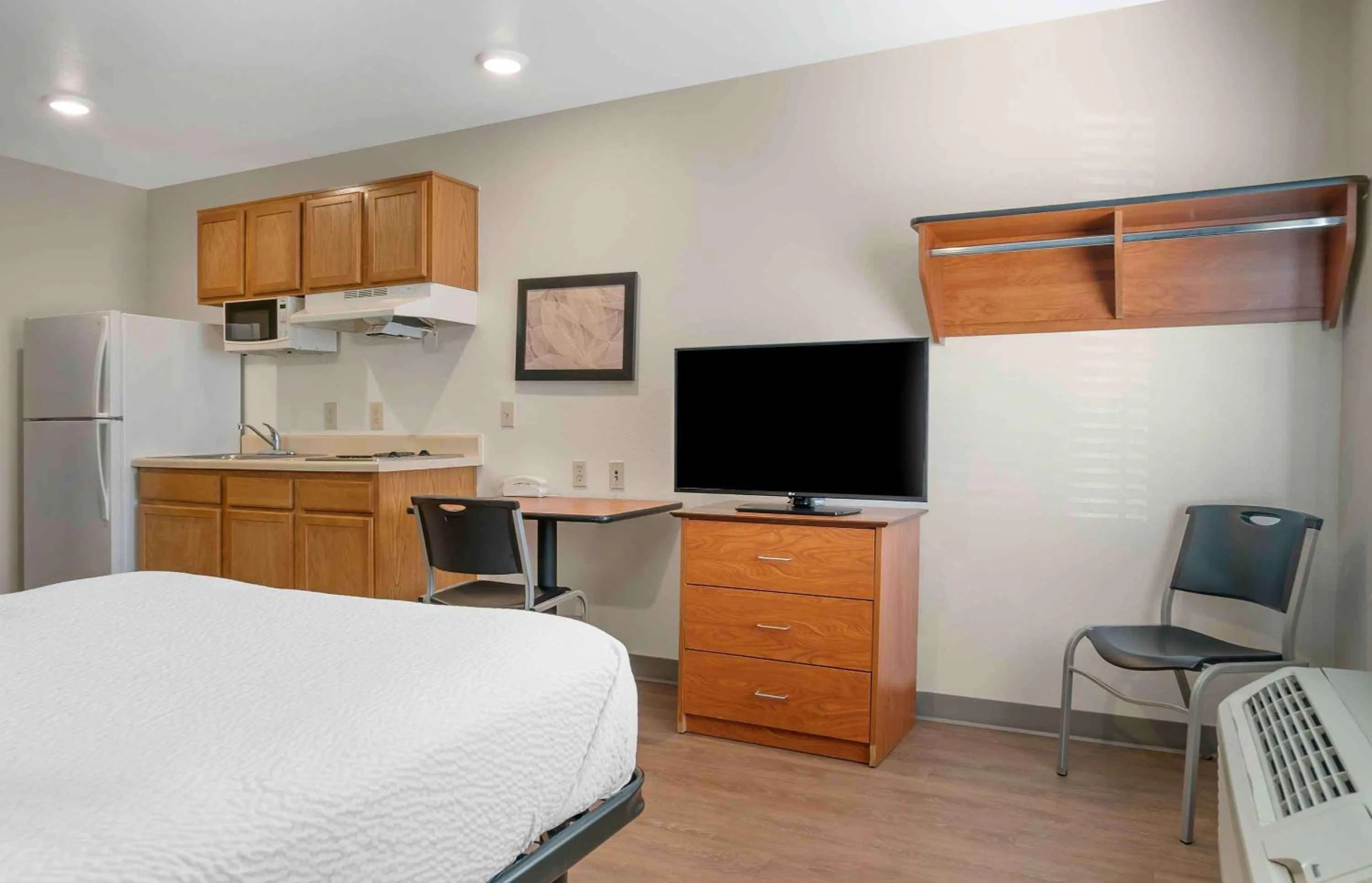 Bedroom, Bed in Extended Stay America Select Suites - Kalamazoo - West