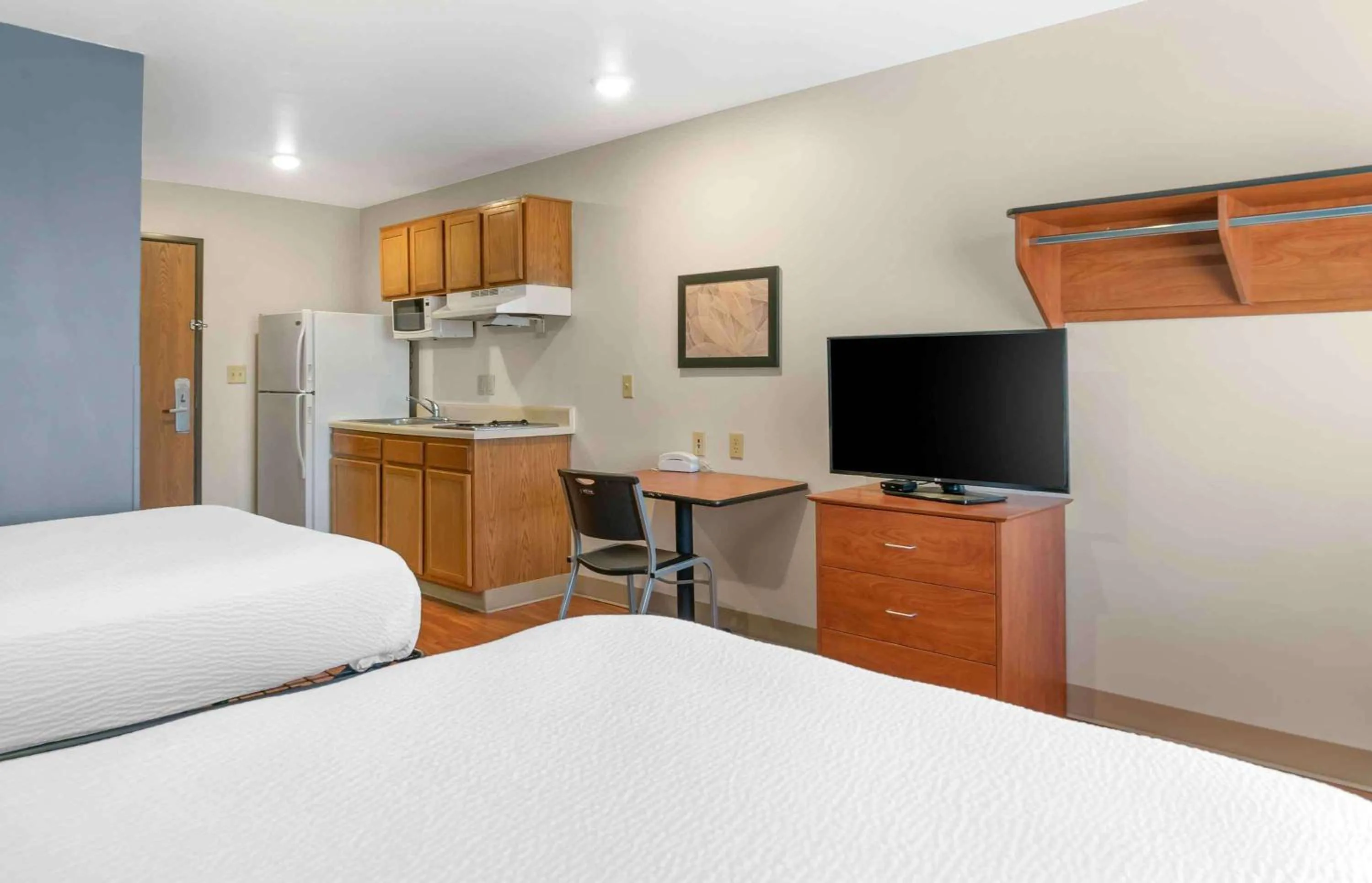 Bedroom, Bed in Extended Stay America Select Suites - Kalamazoo - West