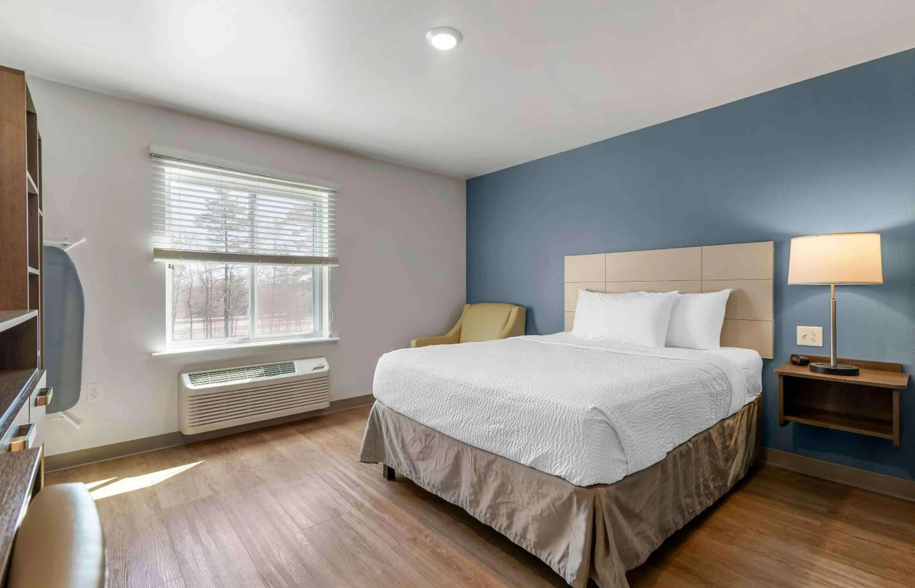 Bedroom, Bed in Extended Stay America Suites - Nashua - Merrimack