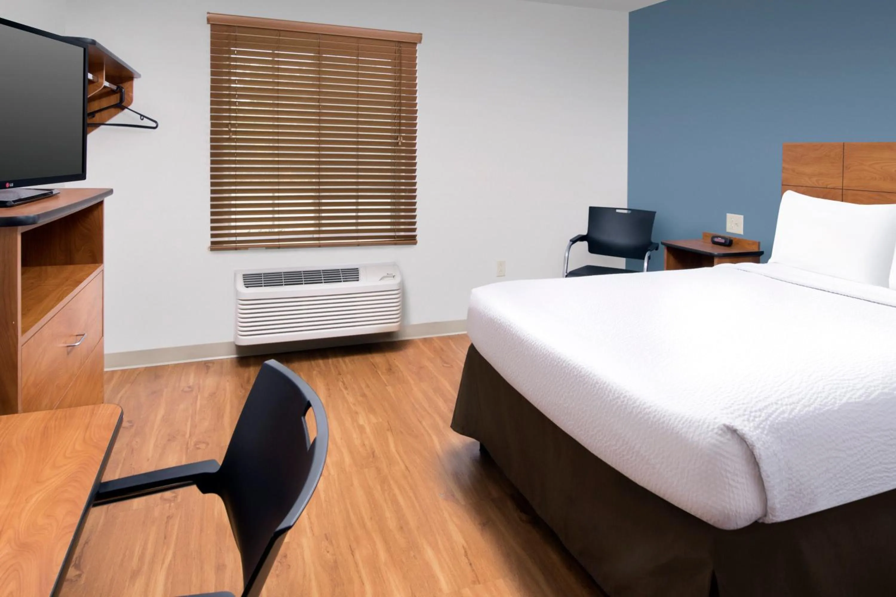 Bed in Extended Stay America Select Suites - Cleveland - Airport