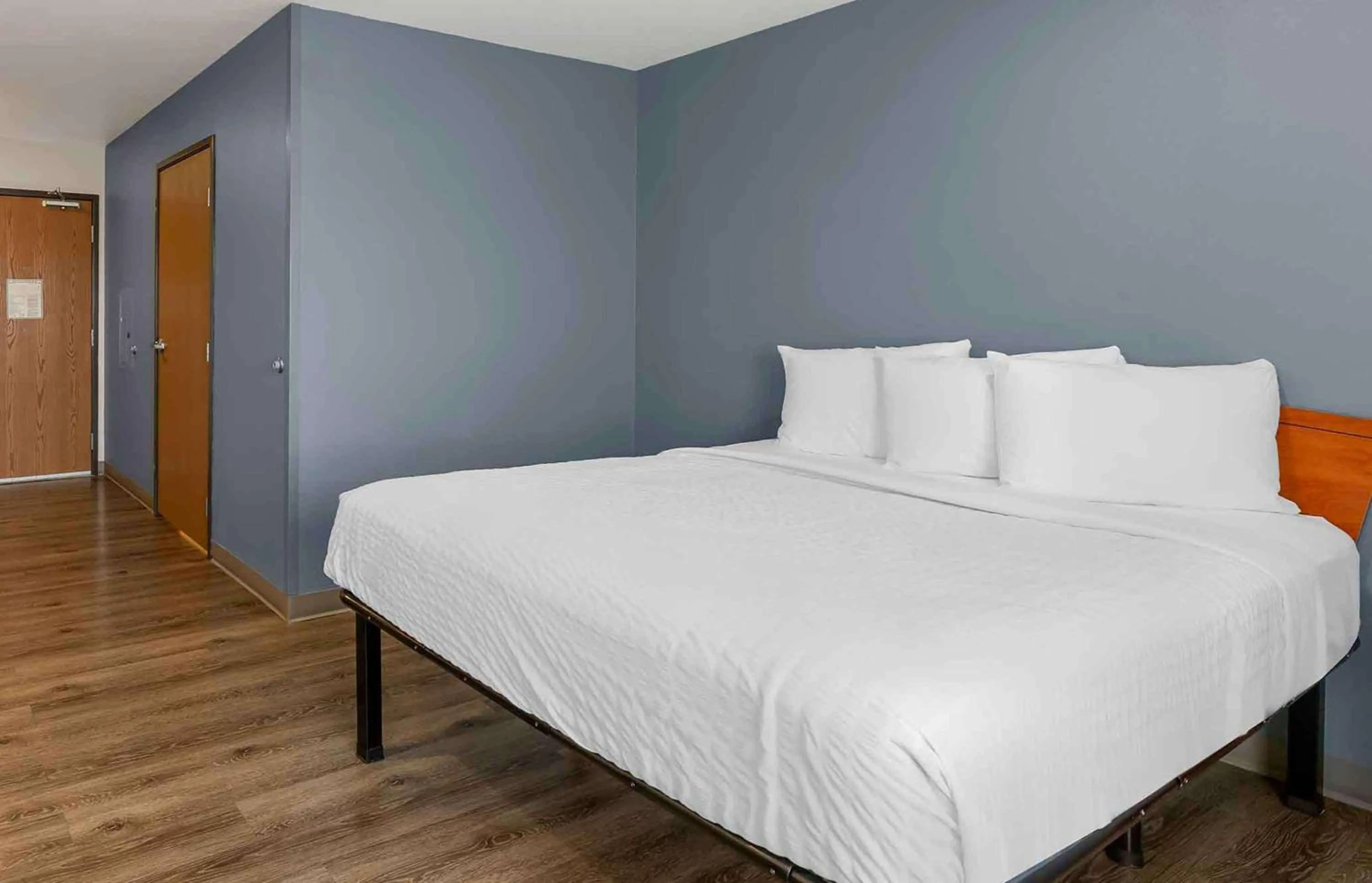 Bedroom, Bed in Extended Stay America Select Suites - Cleveland - Airport