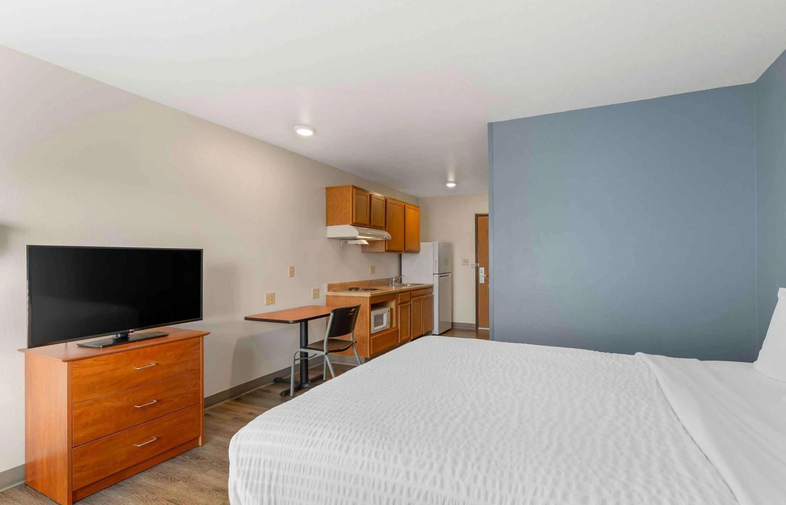 Bedroom, Bed in Extended Stay America Select Suites - Cleveland - Airport