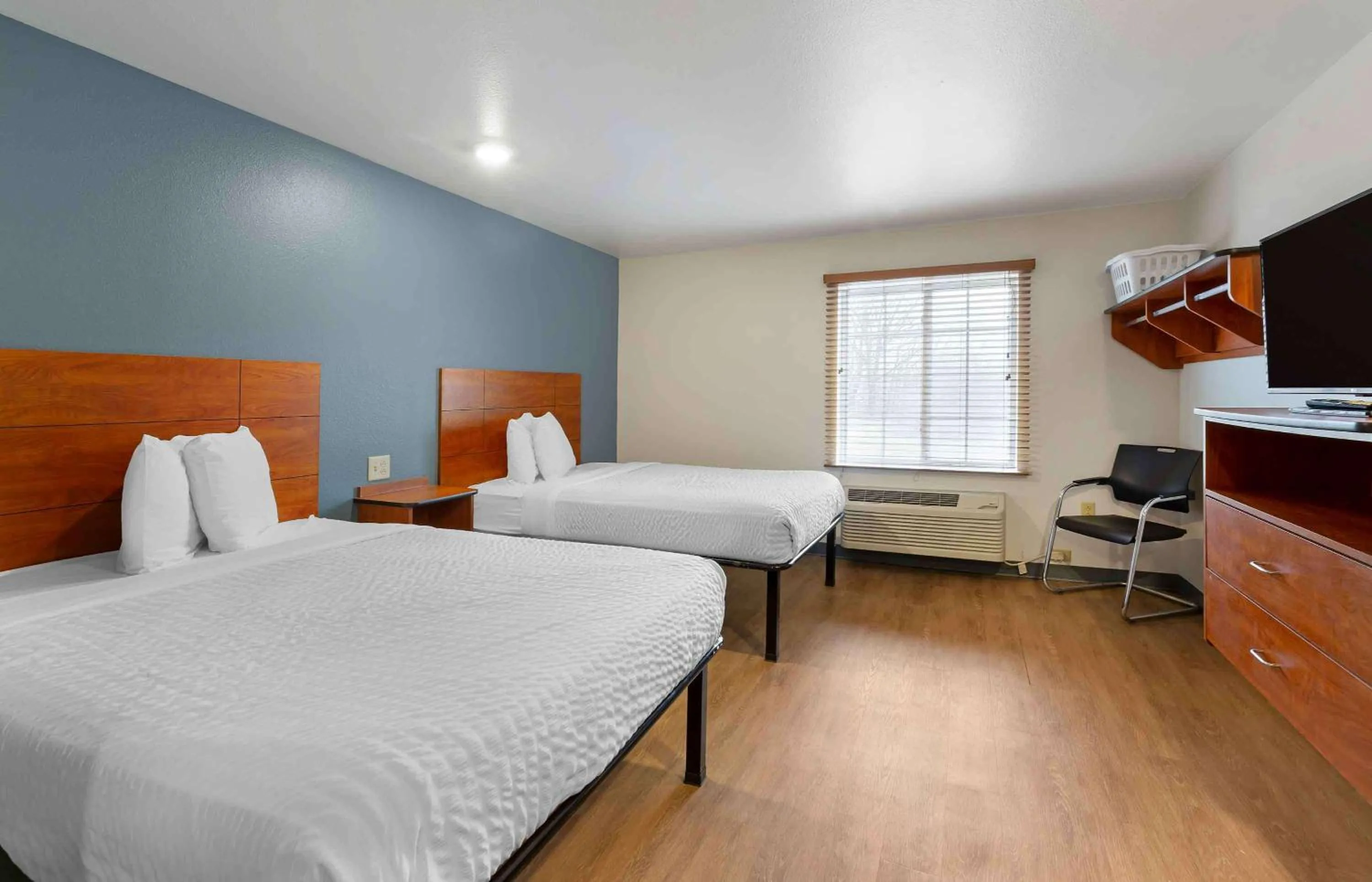 Bedroom, Bed in Extended Stay America Select Suites - Cleveland - Airport