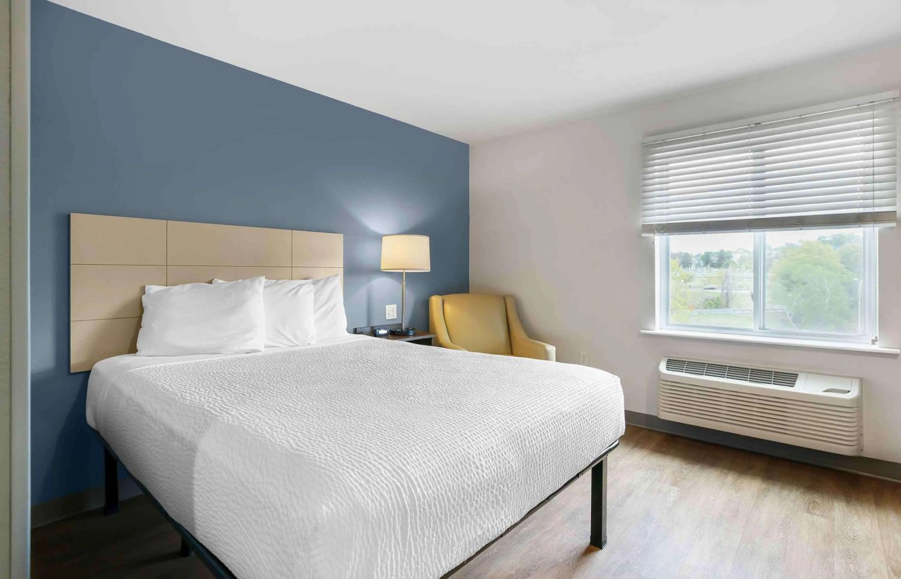 Bedroom, Bed in Extended Stay America Suites - Providence