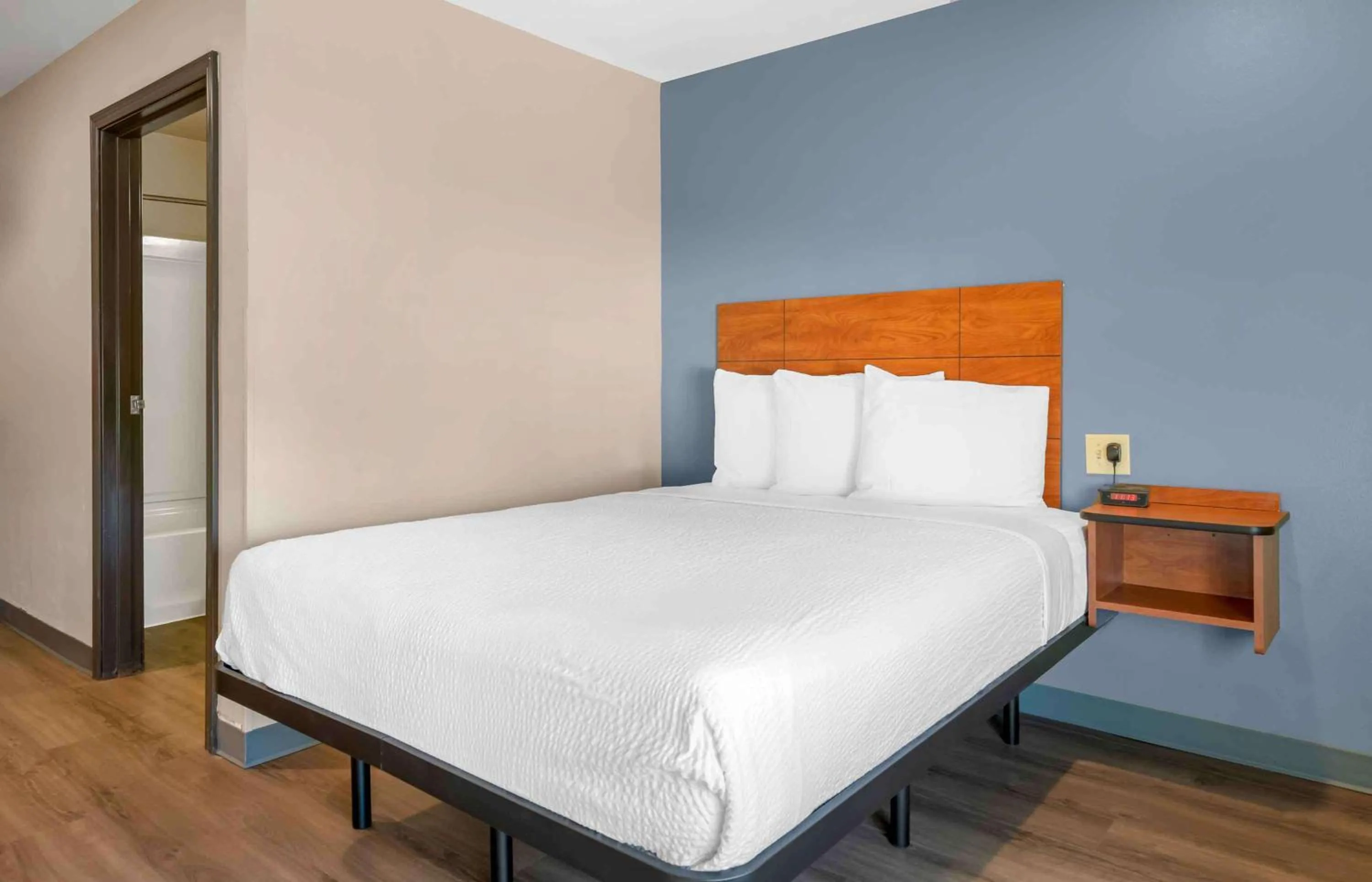 Bedroom, Bed in Extended Stay America Select Suites - Jacksonville - North