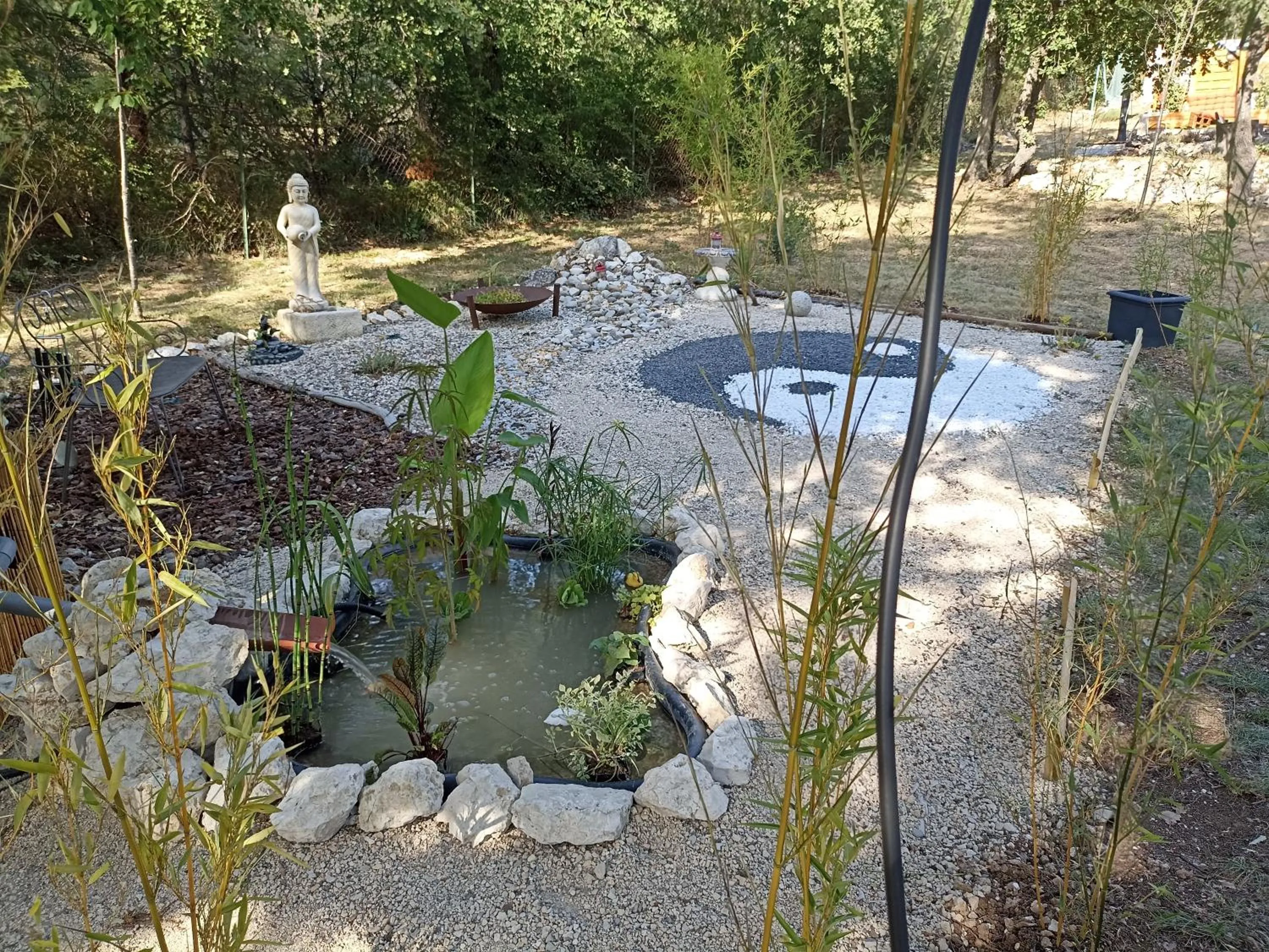 Garden view in " LE CHABASSOLE " CHAMBRES D'HÔTES - GORGES du VERDON